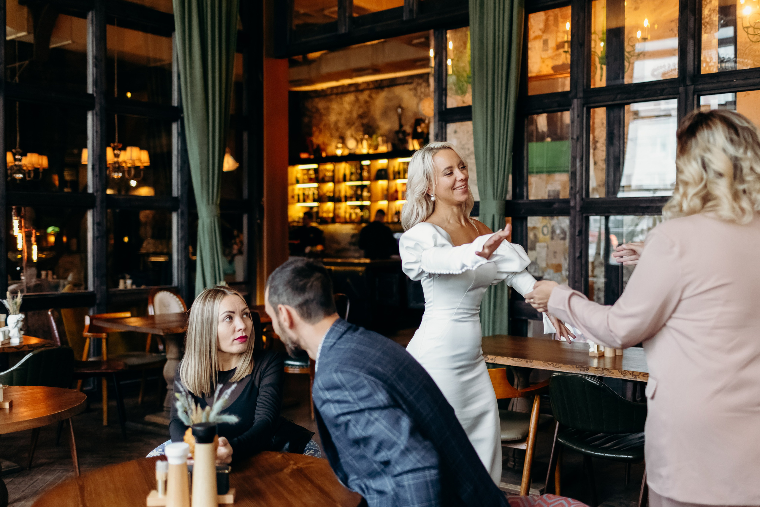 Александр и Елена (сборы, ресторан). Фотограф свадебный семейный в Красноярске Шукшина Наталья