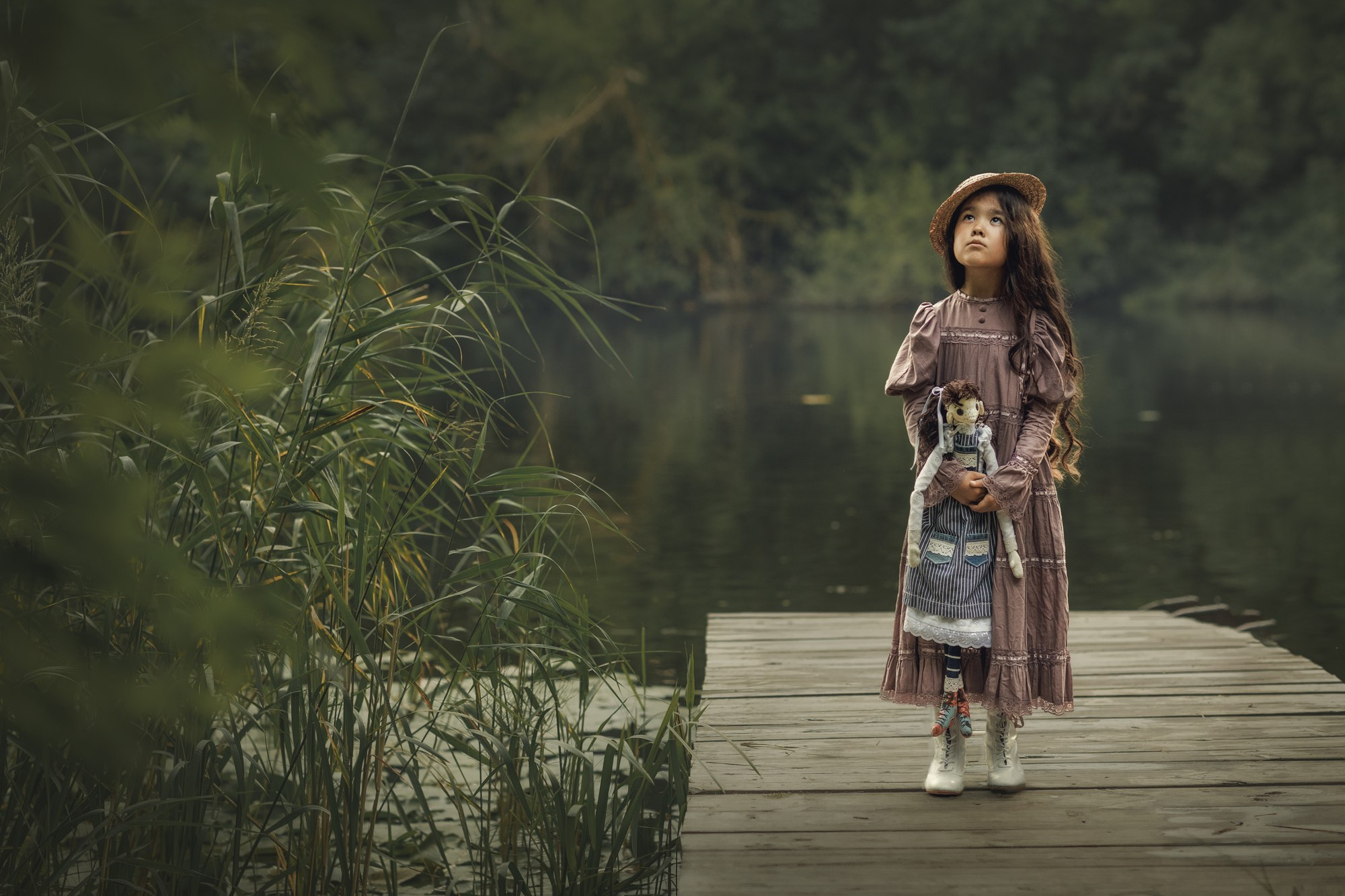 детский портрет, фото ребенка на природе, детская фотосессия, красивая детская фотография, ребенок около реки фото, девочка на мостике около реки на фотографии