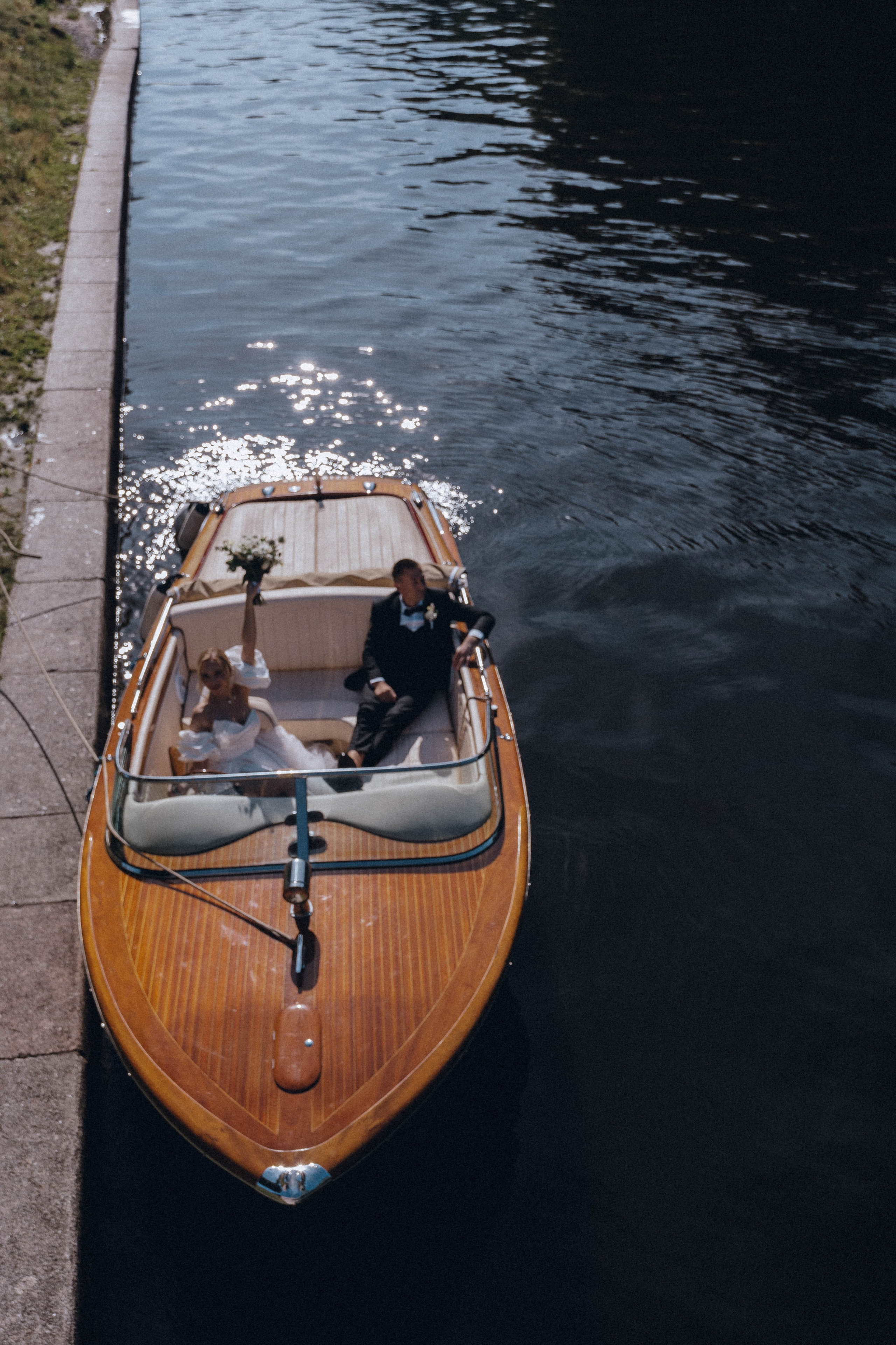 СВАДЕНБНАЯ СЬЕМКА НА КАТЕРЕ ПО КАНАЛАМ САНКТ-ПЕТЕРБУРГА И В АКВАТОРИИ НЕВЫ. Профессиональный фотограф, Санкт-Петербург — Виктория Богомолова