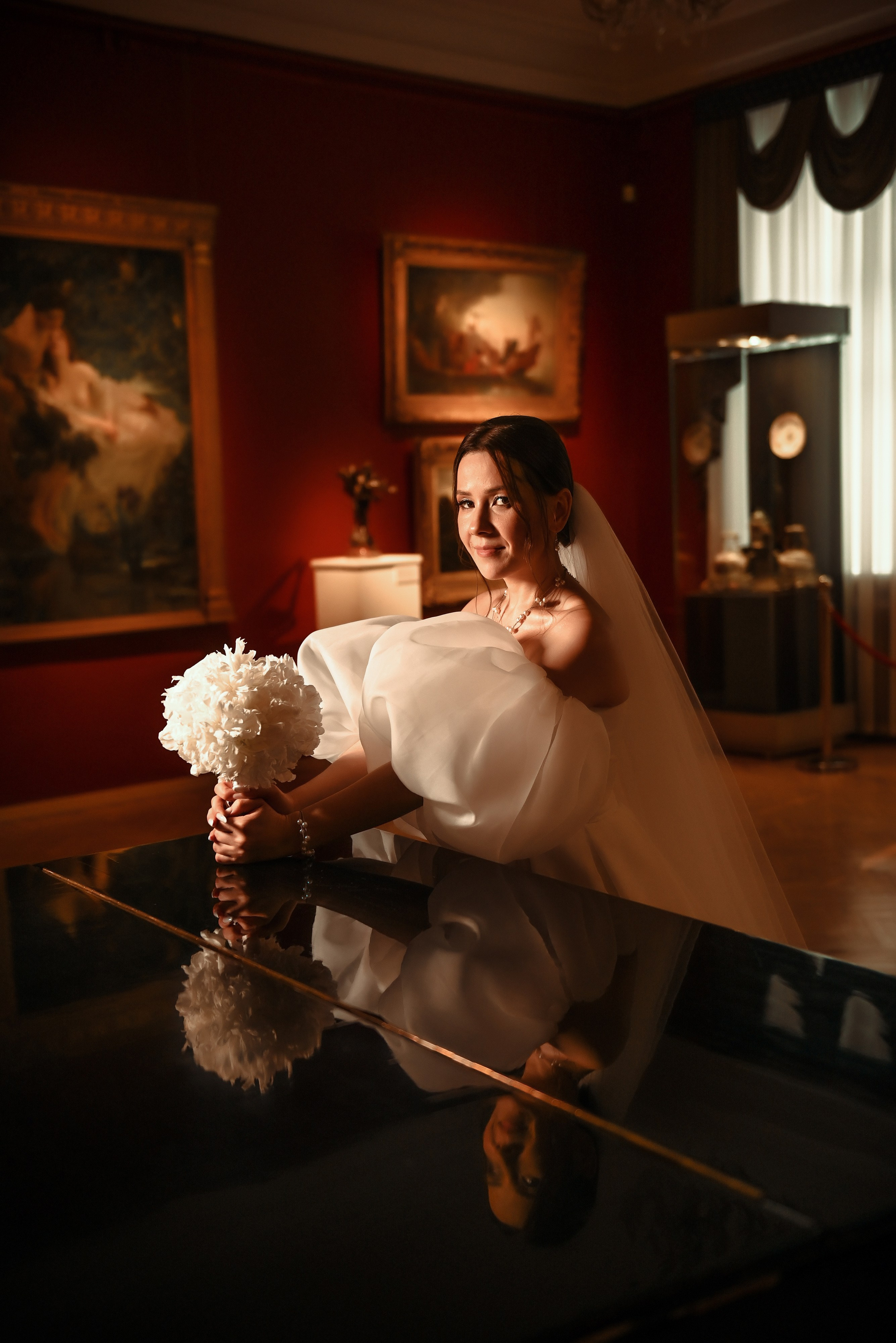 Небольшая свадебная серия в музее и прогулкой под дождем Эльмиры и Ризата. Свадебный, семейный, детский, контент фотограф в Омске Максим Ильин