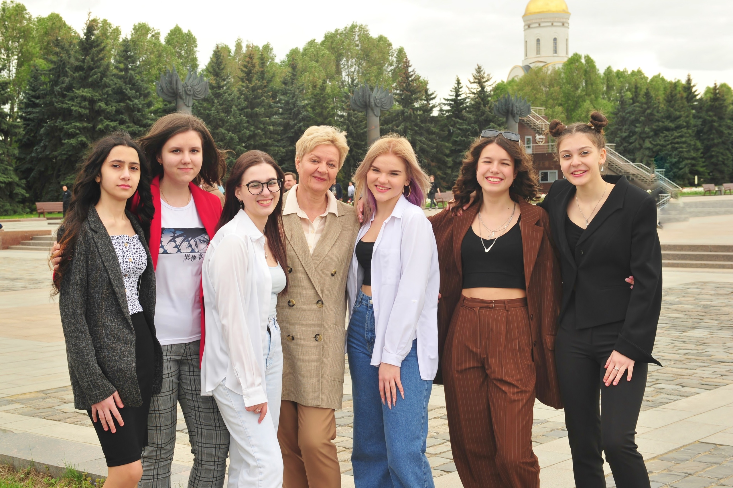 Последний Звонок на Поклонной Горе (уличная фотосессия 9-классников). Свадебный и семейный фотограф в Москве Ирина Гончарова