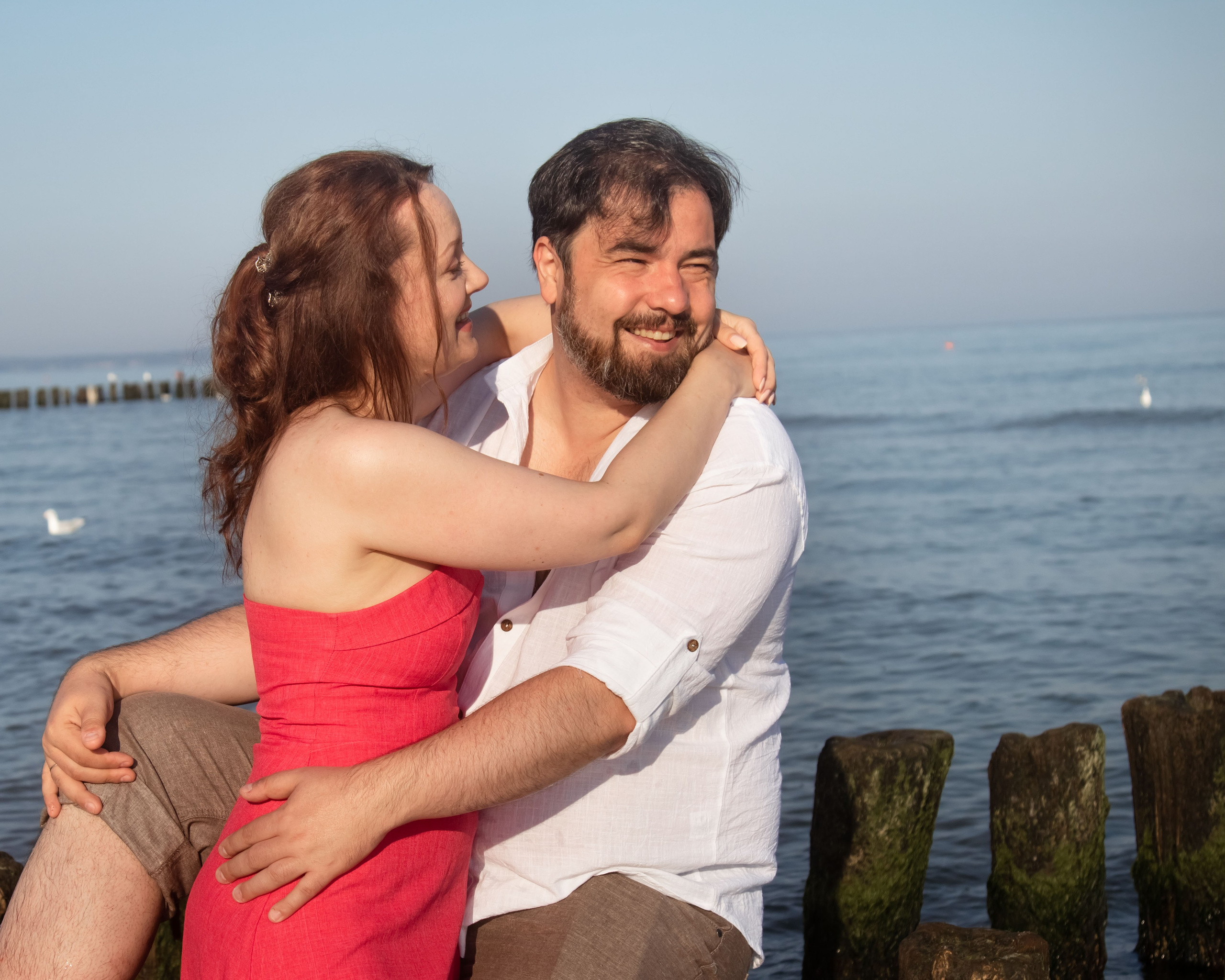 влюбленная пара на море