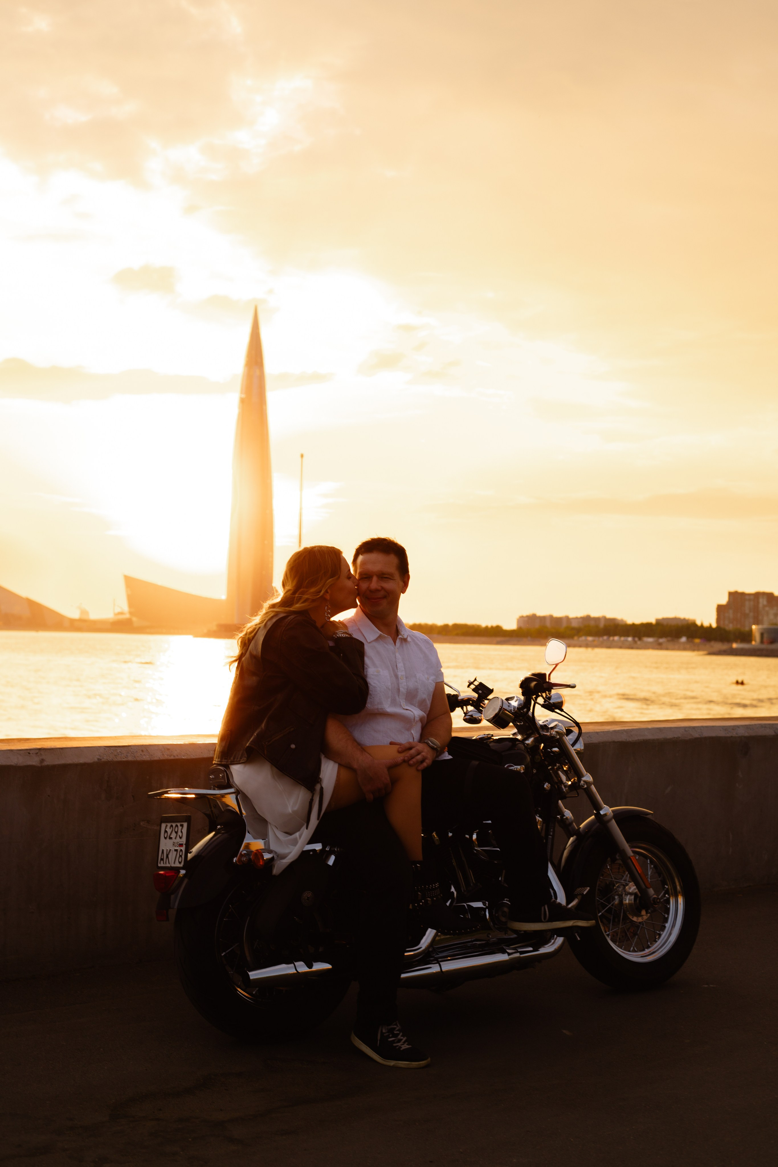 Фотосессия Love story Лахта на закате с мотоциклом. Фотограф в Санкт-Петербурге, Анна Скворцова