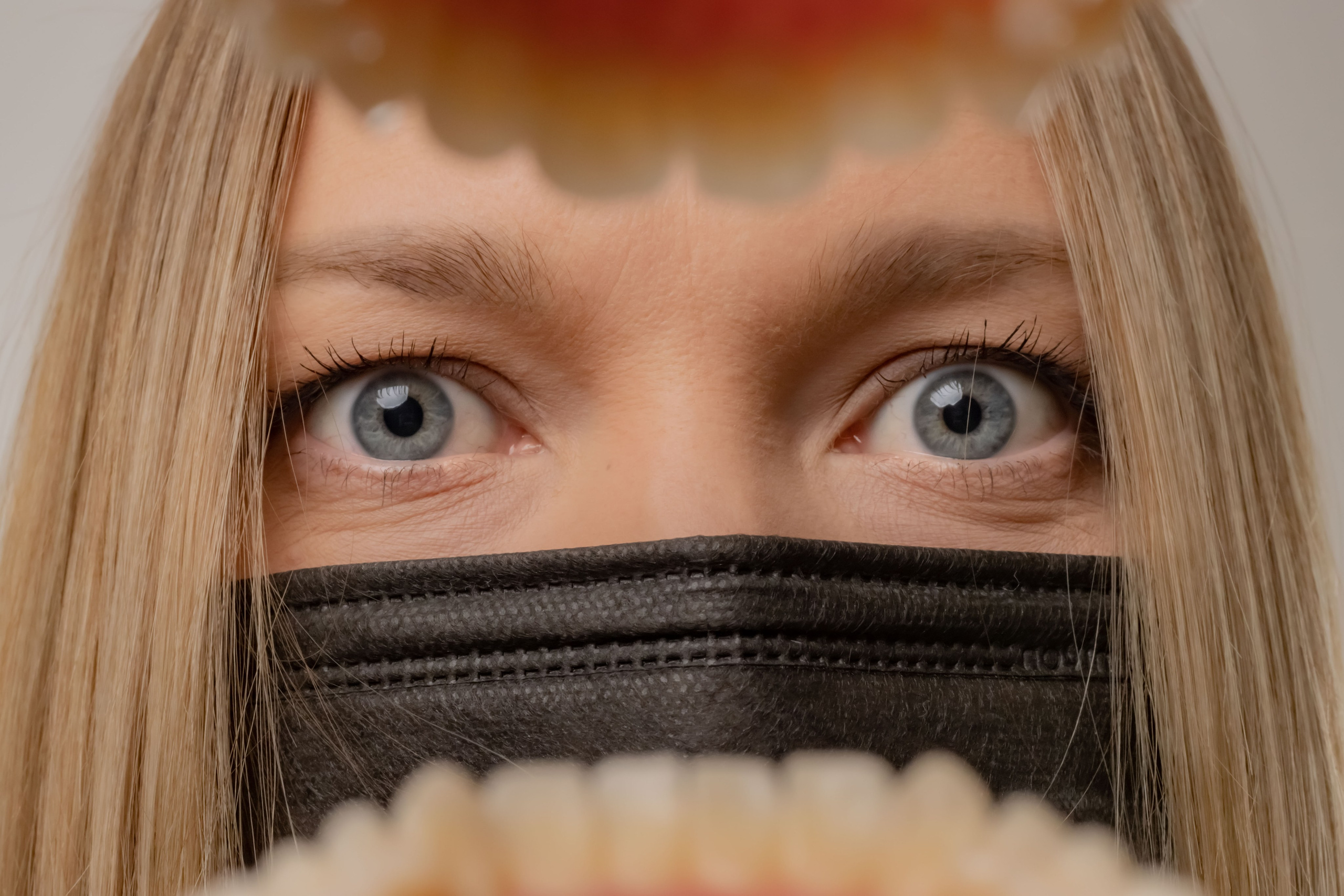 зубной техник и зубной врач стоматолог, смотрит на зубы