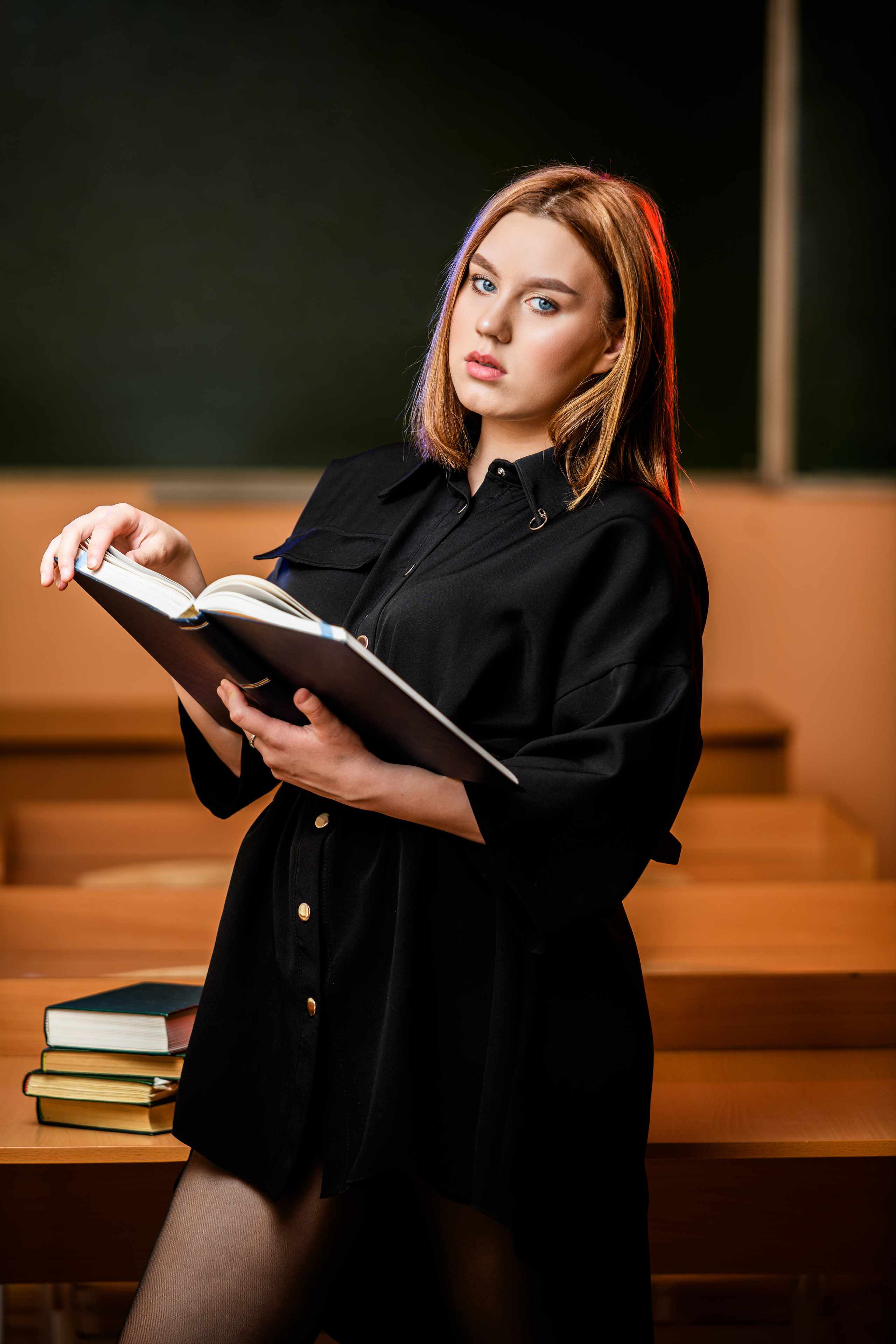 портрет школьницы в классе