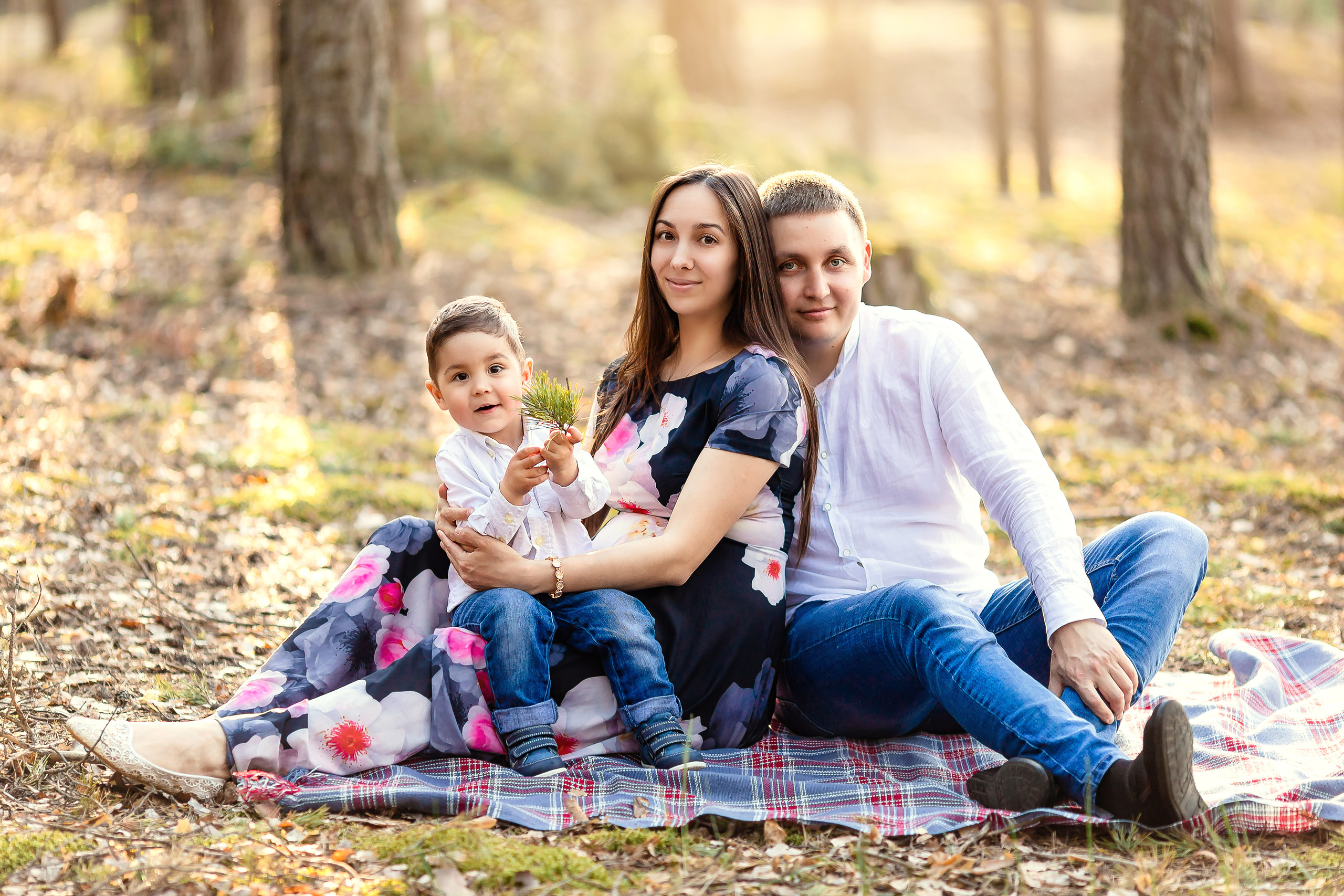 фотосессия беременной, фотосессия беременности с мужем и ребенком, фотосессия беременности на природе, заволжье, фотограф чебоксары, семейная фотосессия, прогулка в лесу, сосновый лес