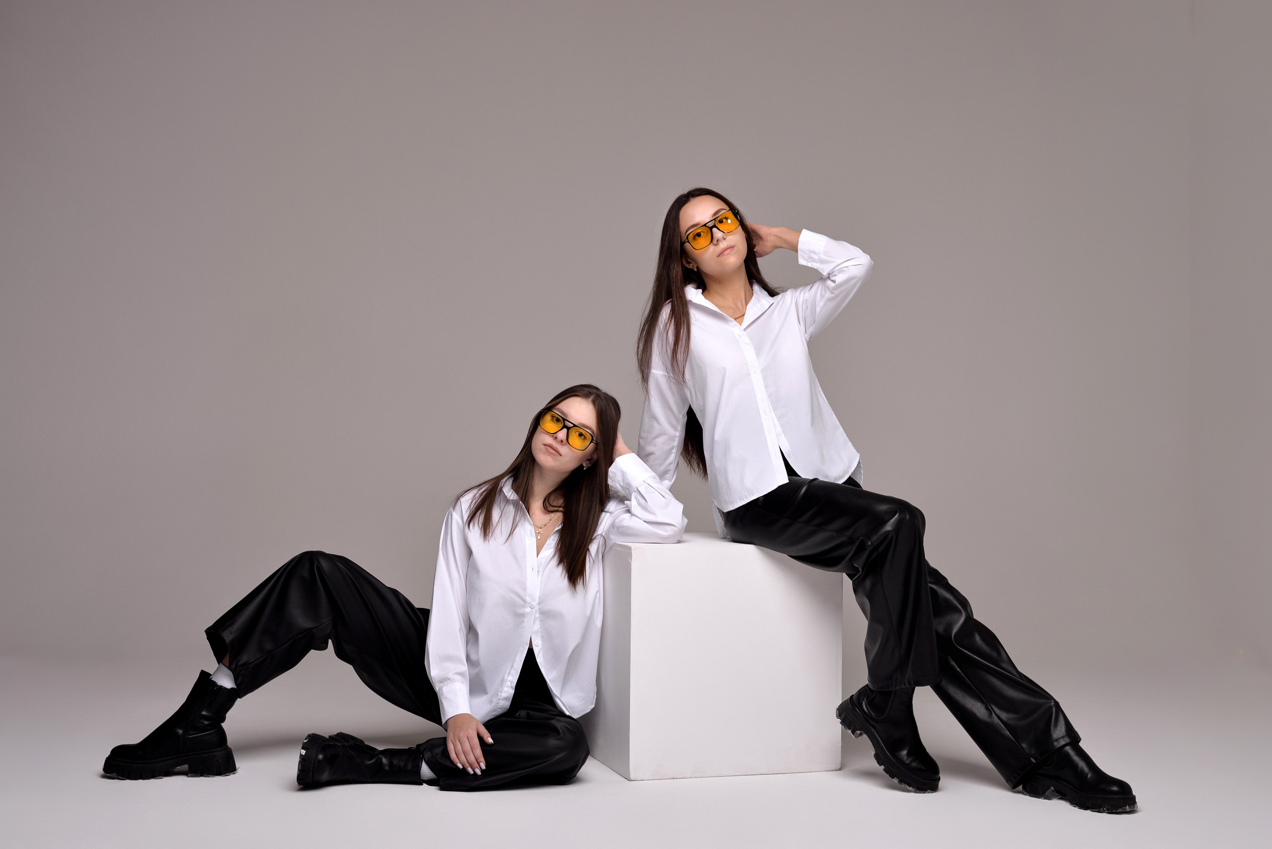 2 подруги на циклораме, Алина и Катя. Семейный и свадебный фотограф Галина Абакумова, фотосессии в Белгороде