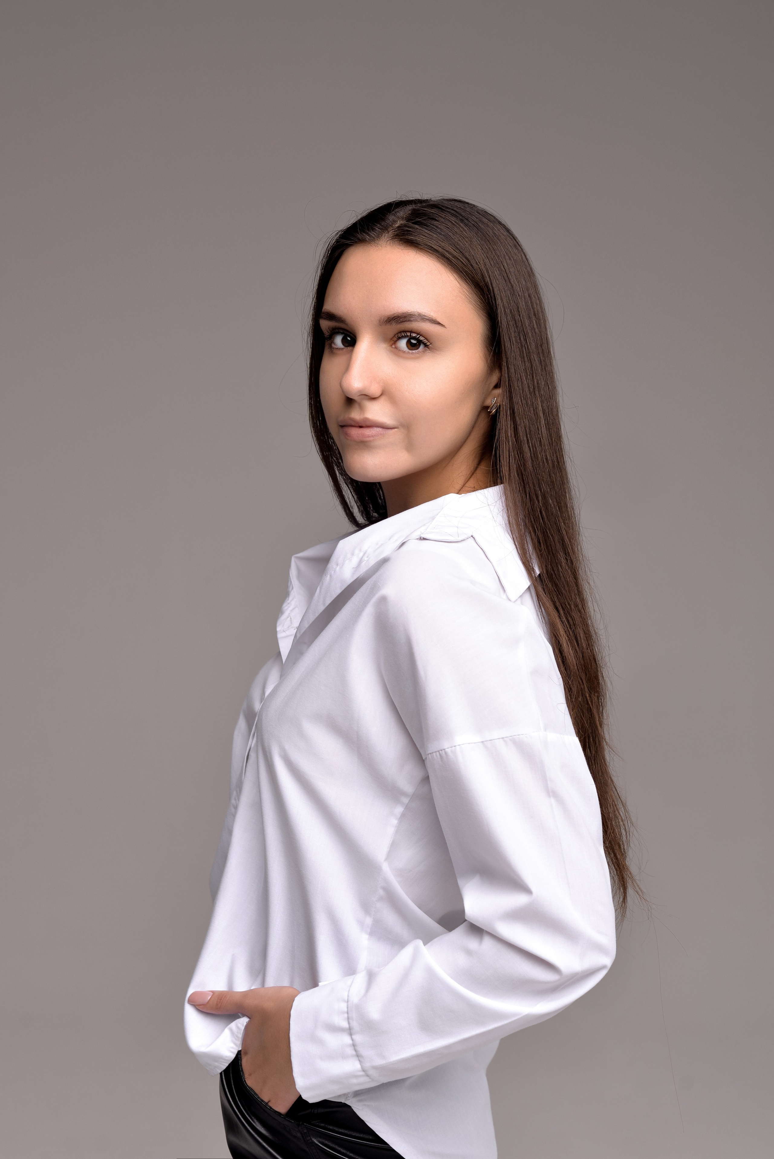 2 подруги на циклораме, Алина и Катя. Семейный и свадебный фотограф Галина Абакумова, фотосессии в Белгороде