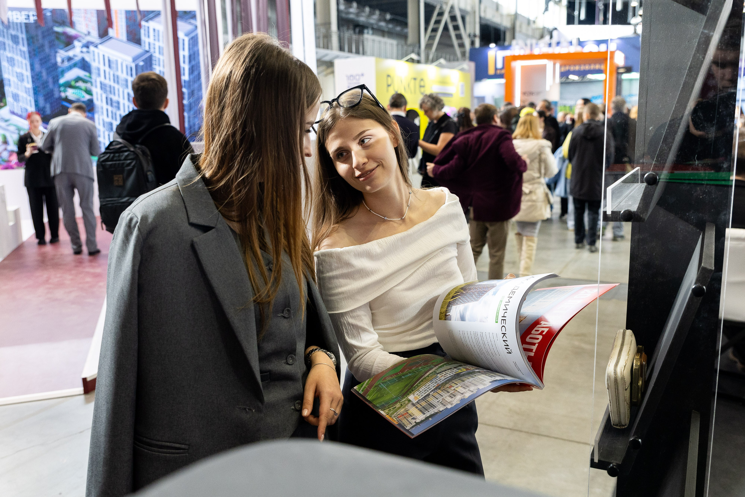 100+ (стенд «Кортрос»). Фотограф Родион Нарудинов