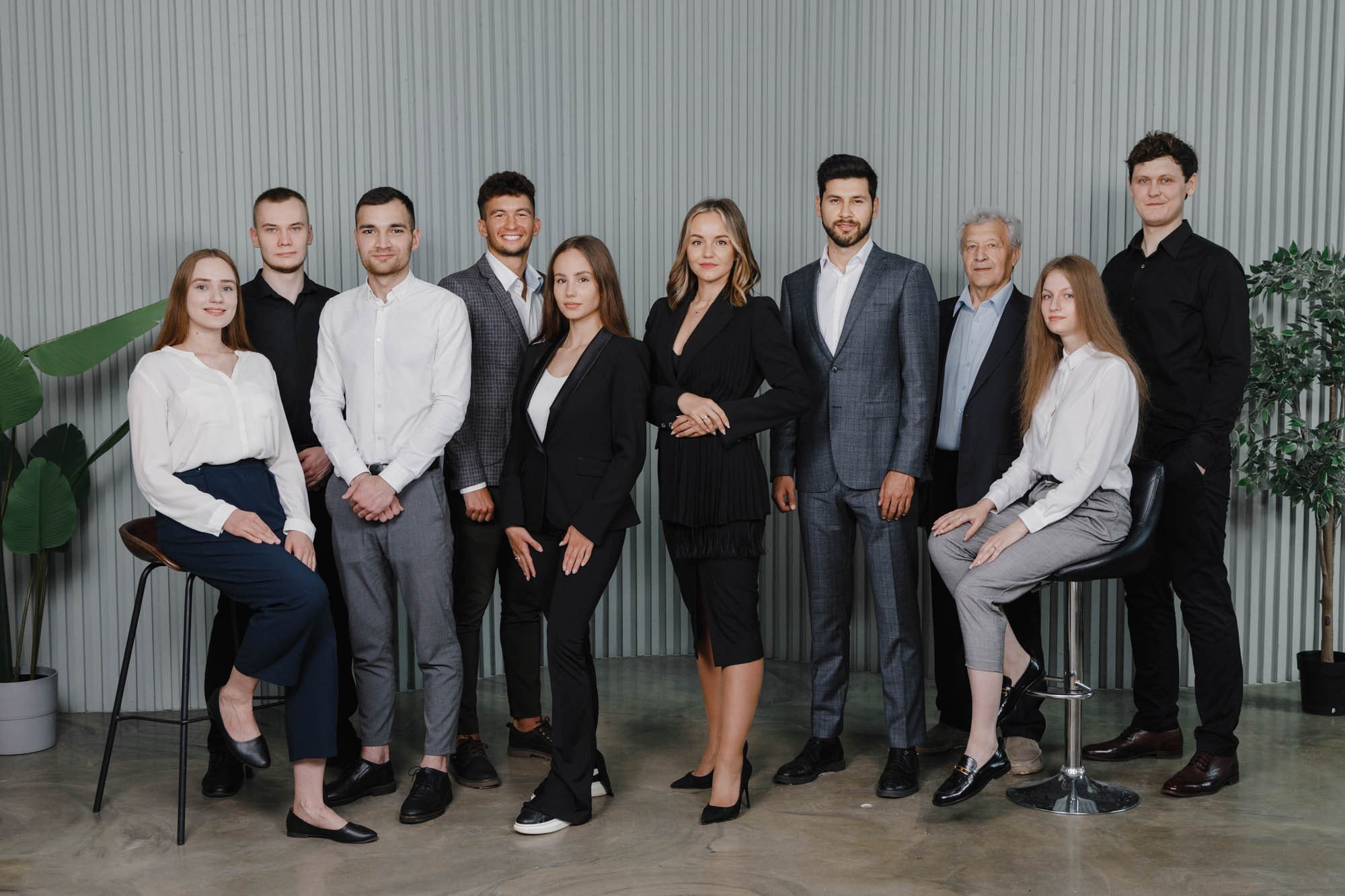 Командная фотография сотрудников, сделанная в профессиональной студии.