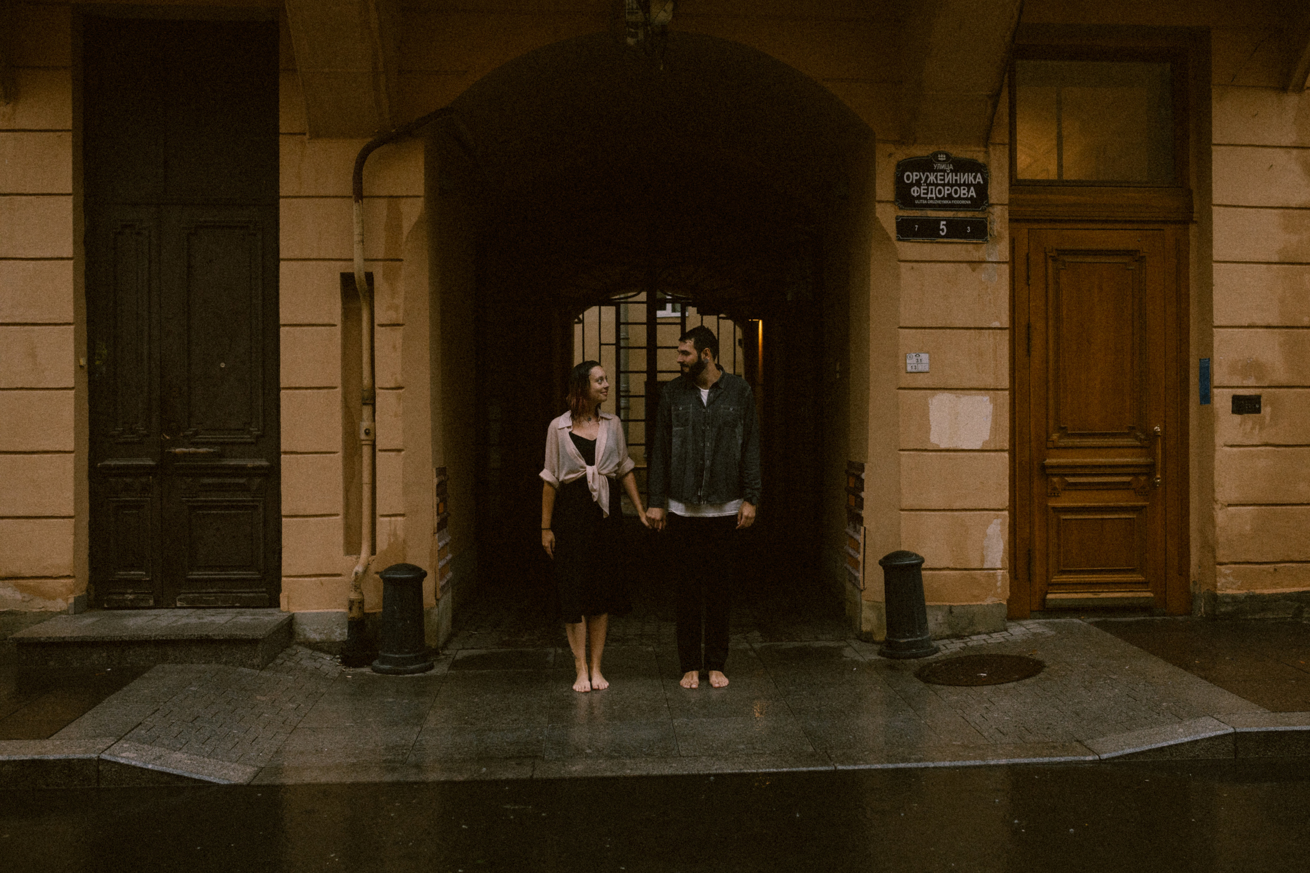 И мы как всегда без зонта мимо тусклых домов по питерским лужам…. Свадебный и семейный фотограф в Санкт-Петербурге и Москве