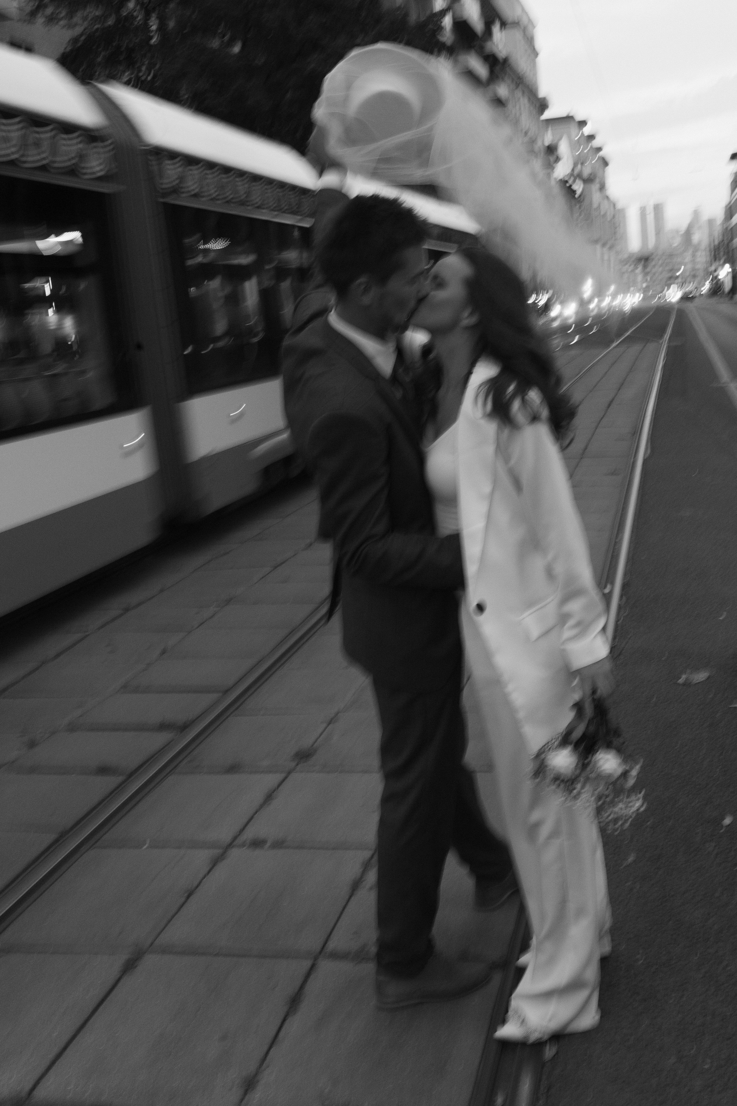 По трамвайным рельсам. Свадебный и семейный фотограф в Санкт-Петербурге и Москве