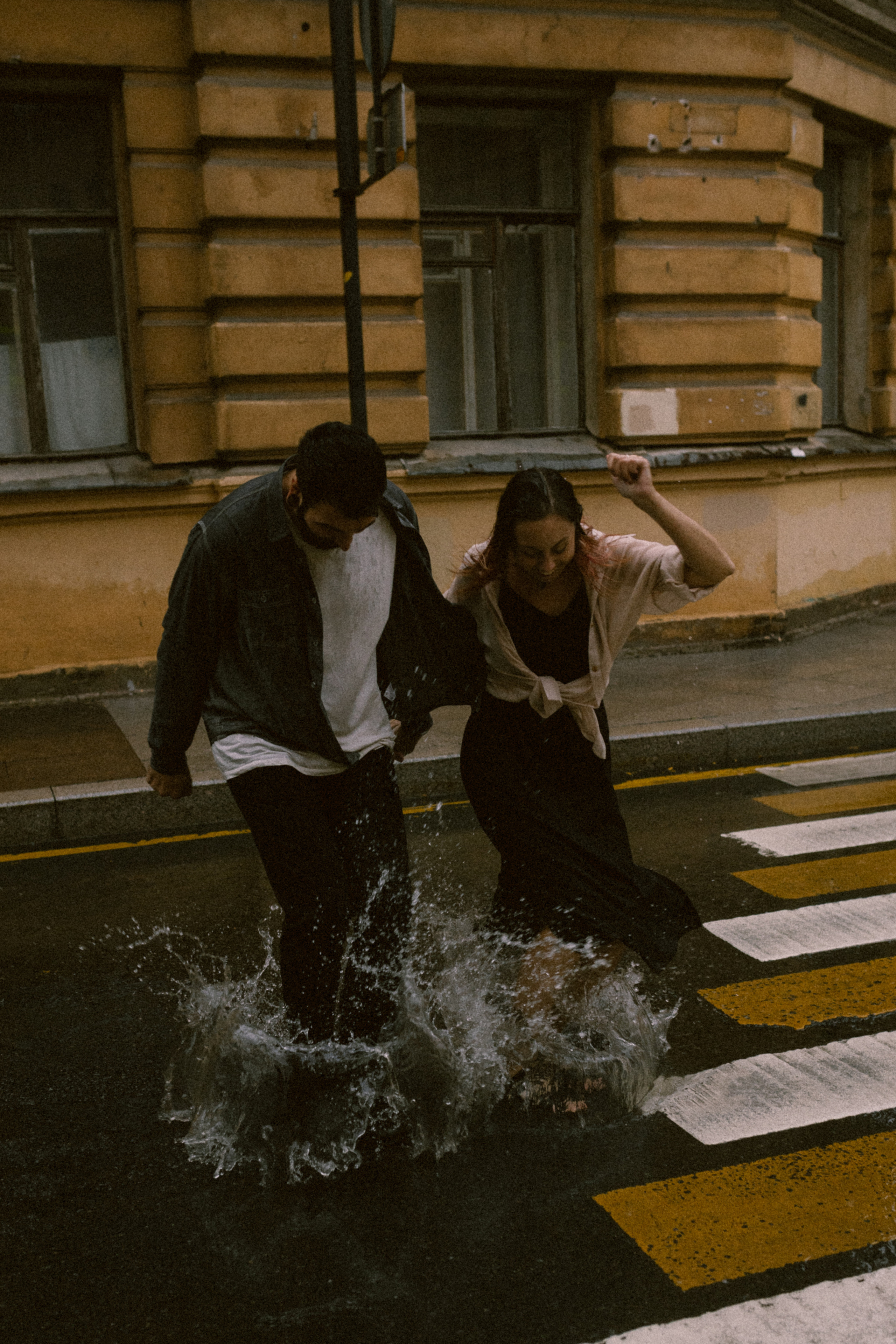 И мы как всегда без зонта мимо тусклых домов по питерским лужам…. Свадебный и семейный фотограф в Санкт-Петербурге и Москве