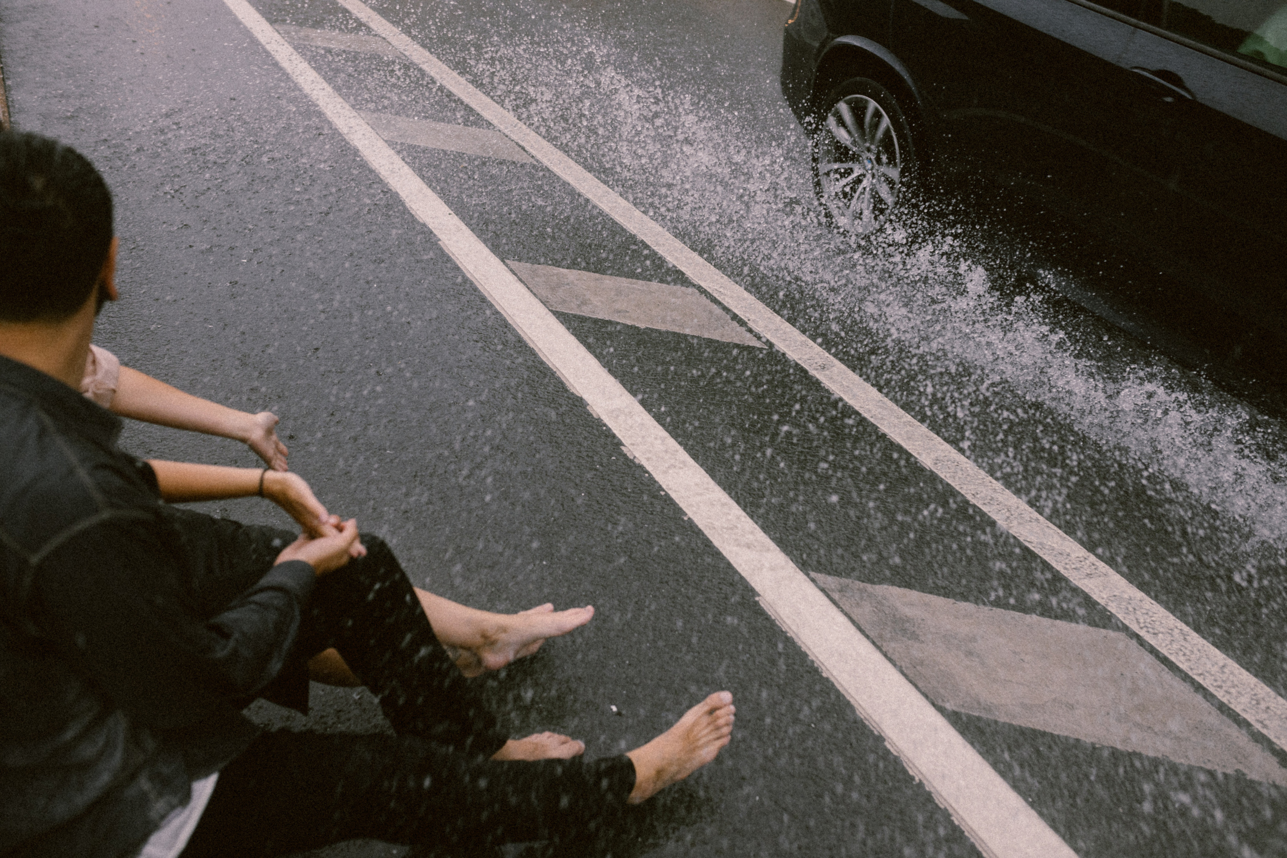 И мы как всегда без зонта мимо тусклых домов по питерским лужам…. Свадебный и семейный фотограф в Санкт-Петербурге и Москве