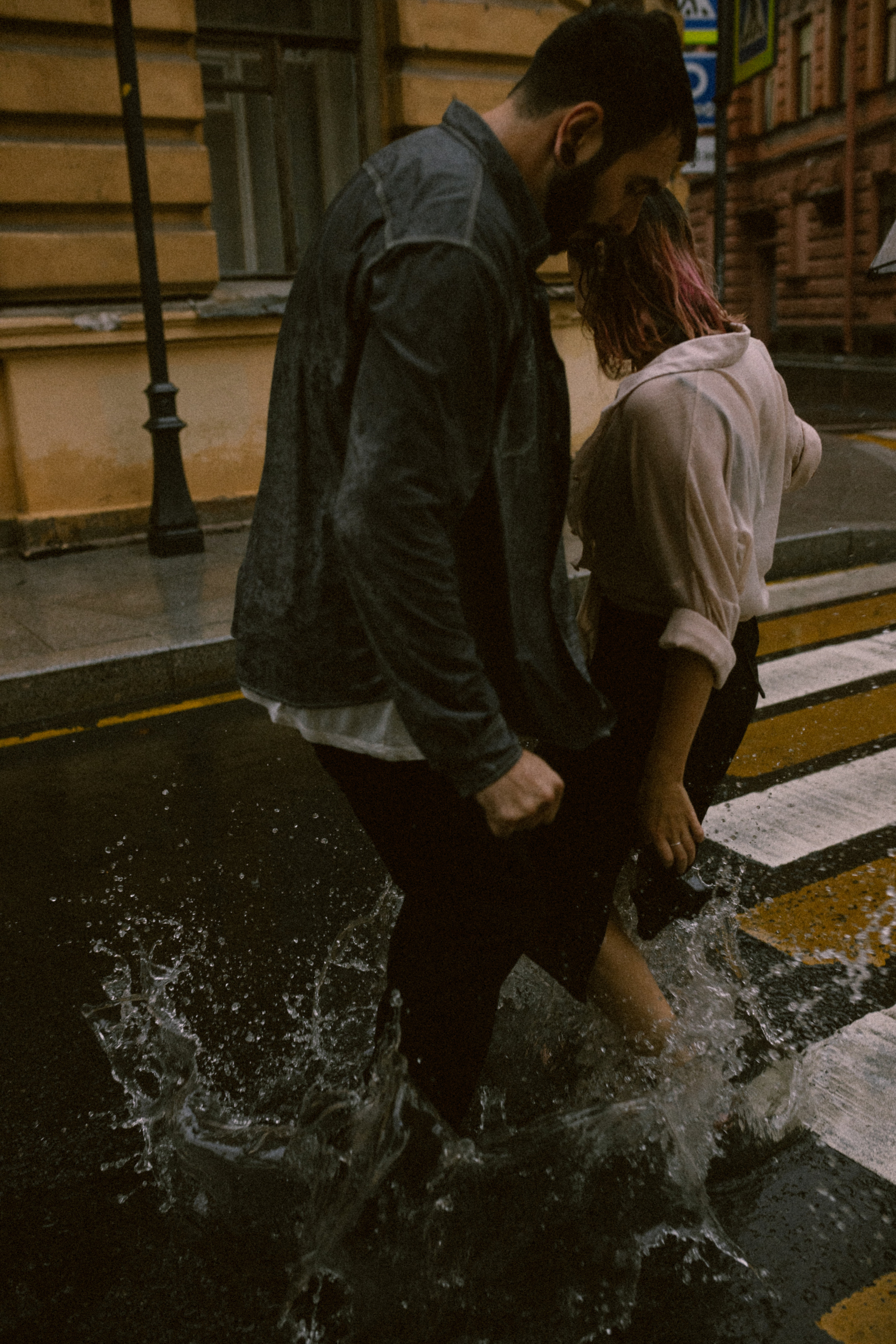 И мы как всегда без зонта мимо тусклых домов по питерским лужам…. Свадебный и семейный фотограф в Санкт-Петербурге и Москве