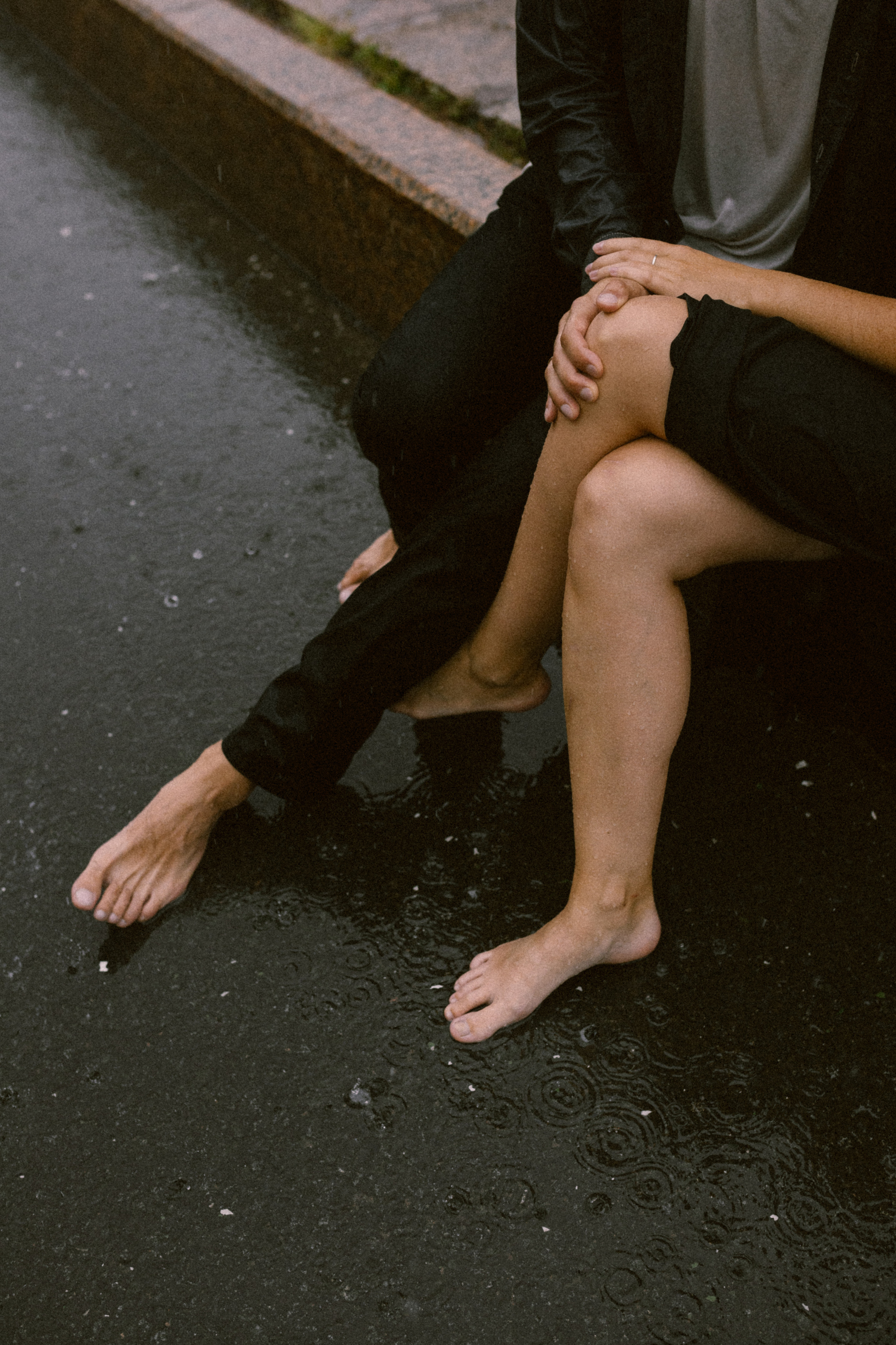 И мы как всегда без зонта мимо тусклых домов по питерским лужам…. Свадебный и семейный фотограф в Санкт-Петербурге и Москве