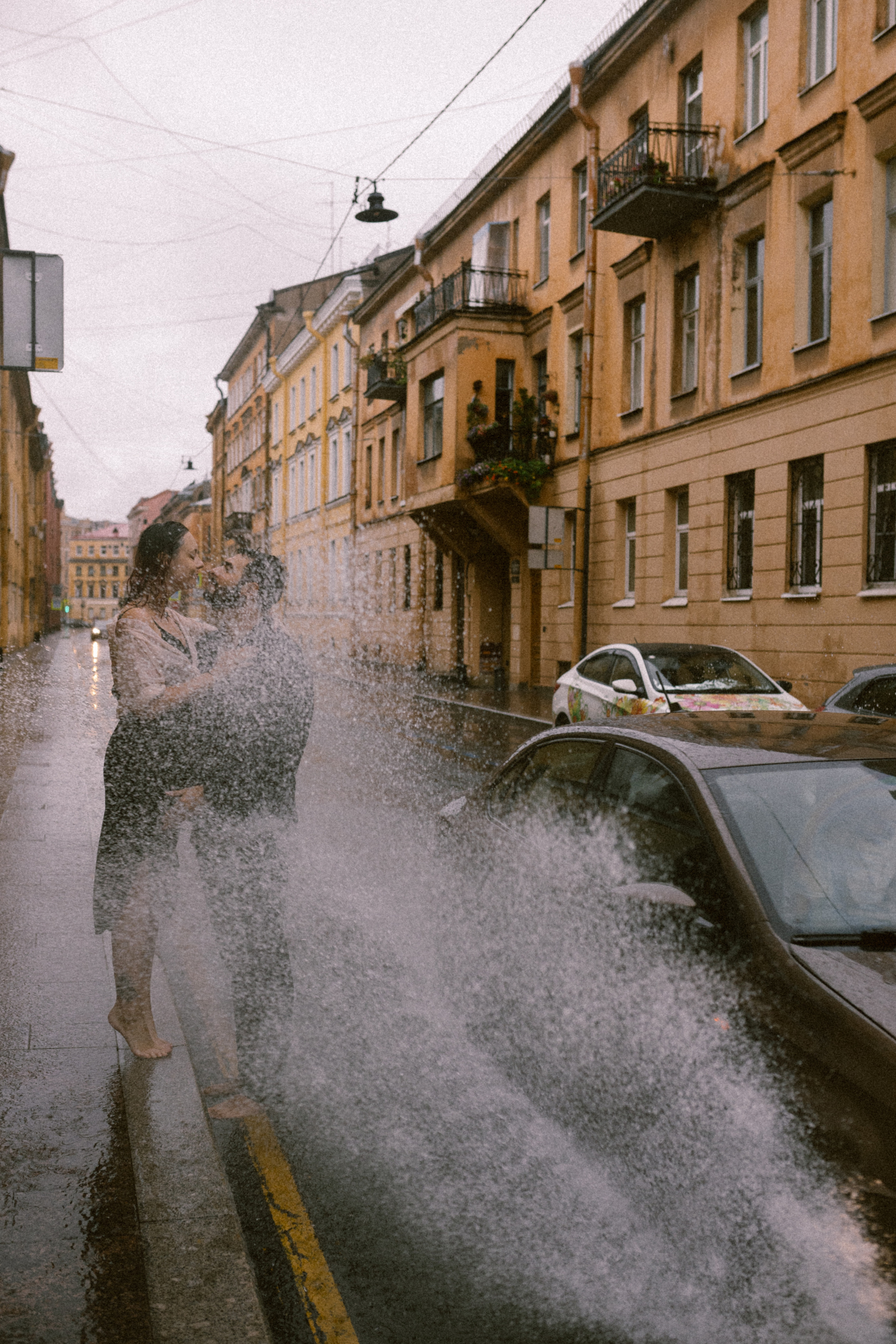 И мы как всегда без зонта мимо тусклых домов по питерским лужам…. Свадебный и семейный фотограф в Санкт-Петербурге и Москве