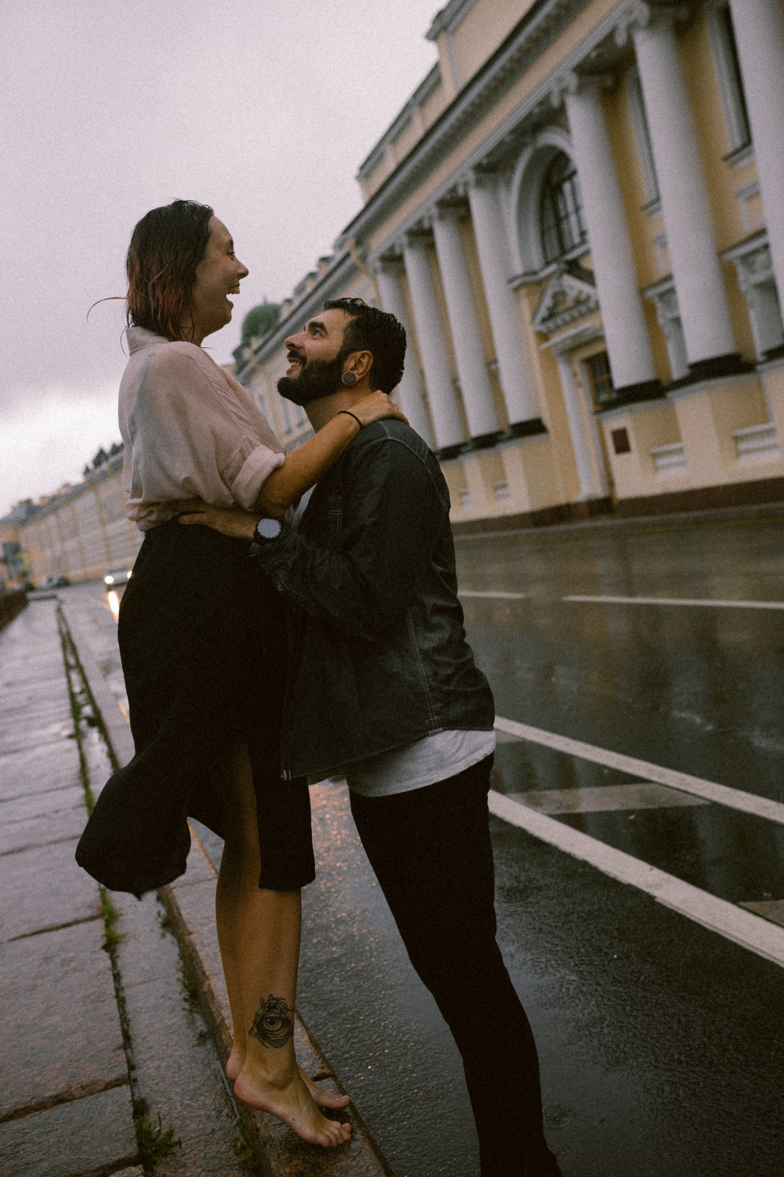 И мы как всегда без зонта мимо тусклых домов по питерским лужам…. Свадебный и семейный фотограф в Санкт-Петербурге и Москве