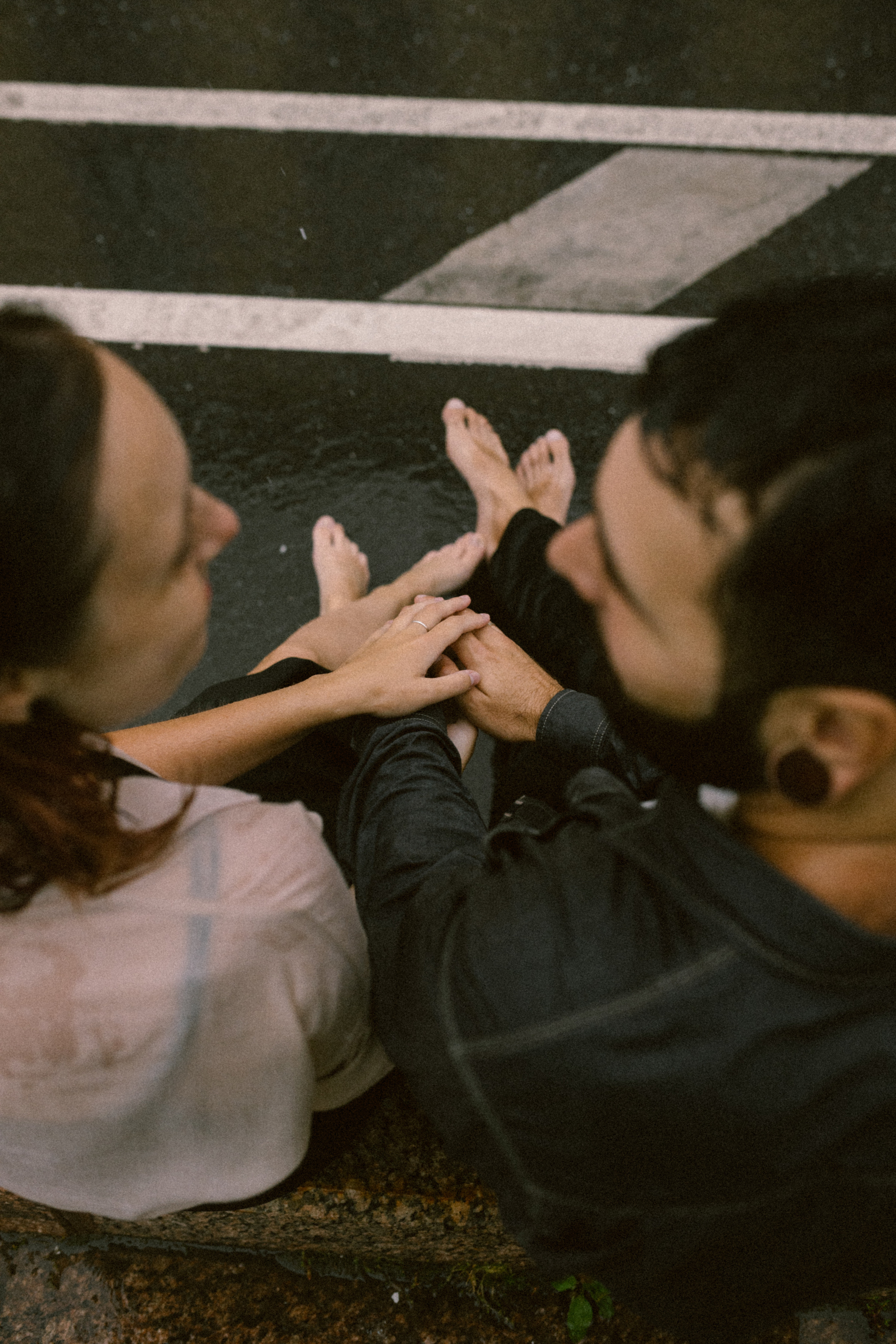 И мы как всегда без зонта мимо тусклых домов по питерским лужам…. Свадебный и семейный фотограф в Санкт-Петербурге и Москве