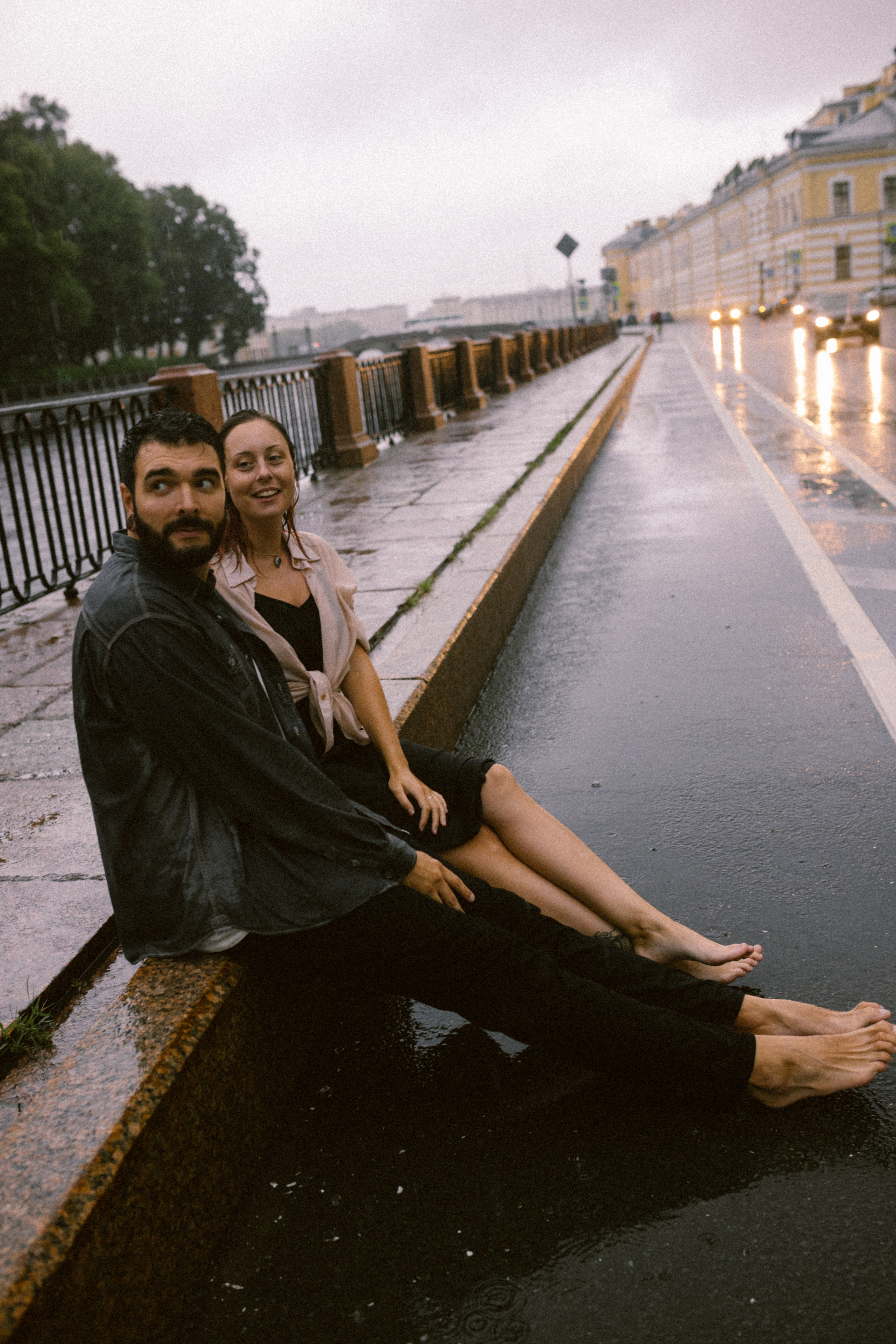 И мы как всегда без зонта мимо тусклых домов по питерским лужам…. Свадебный и семейный фотограф в Санкт-Петербурге и Москве