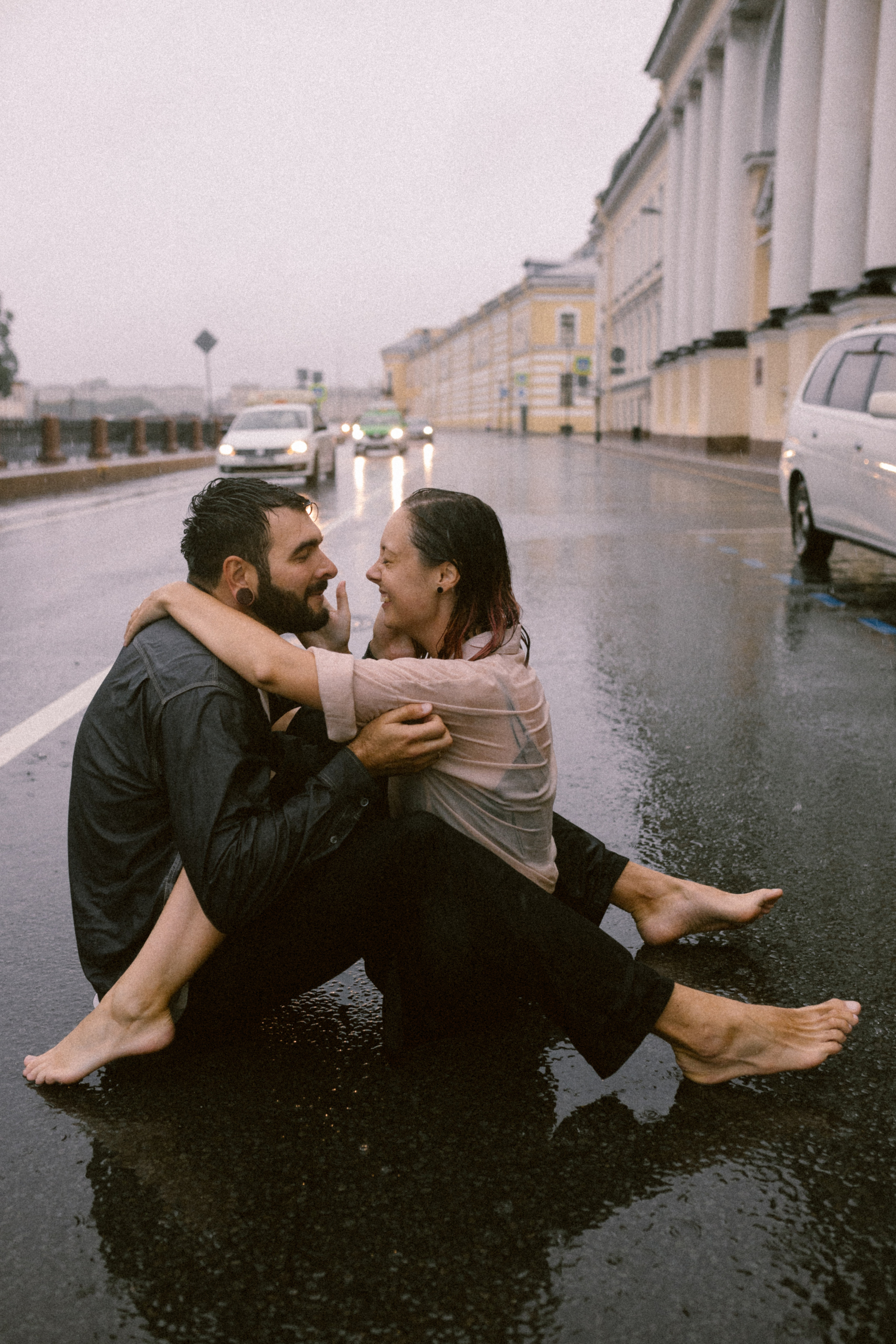 И мы как всегда без зонта мимо тусклых домов по питерским лужам…. Свадебный и семейный фотограф в Санкт-Петербурге и Москве