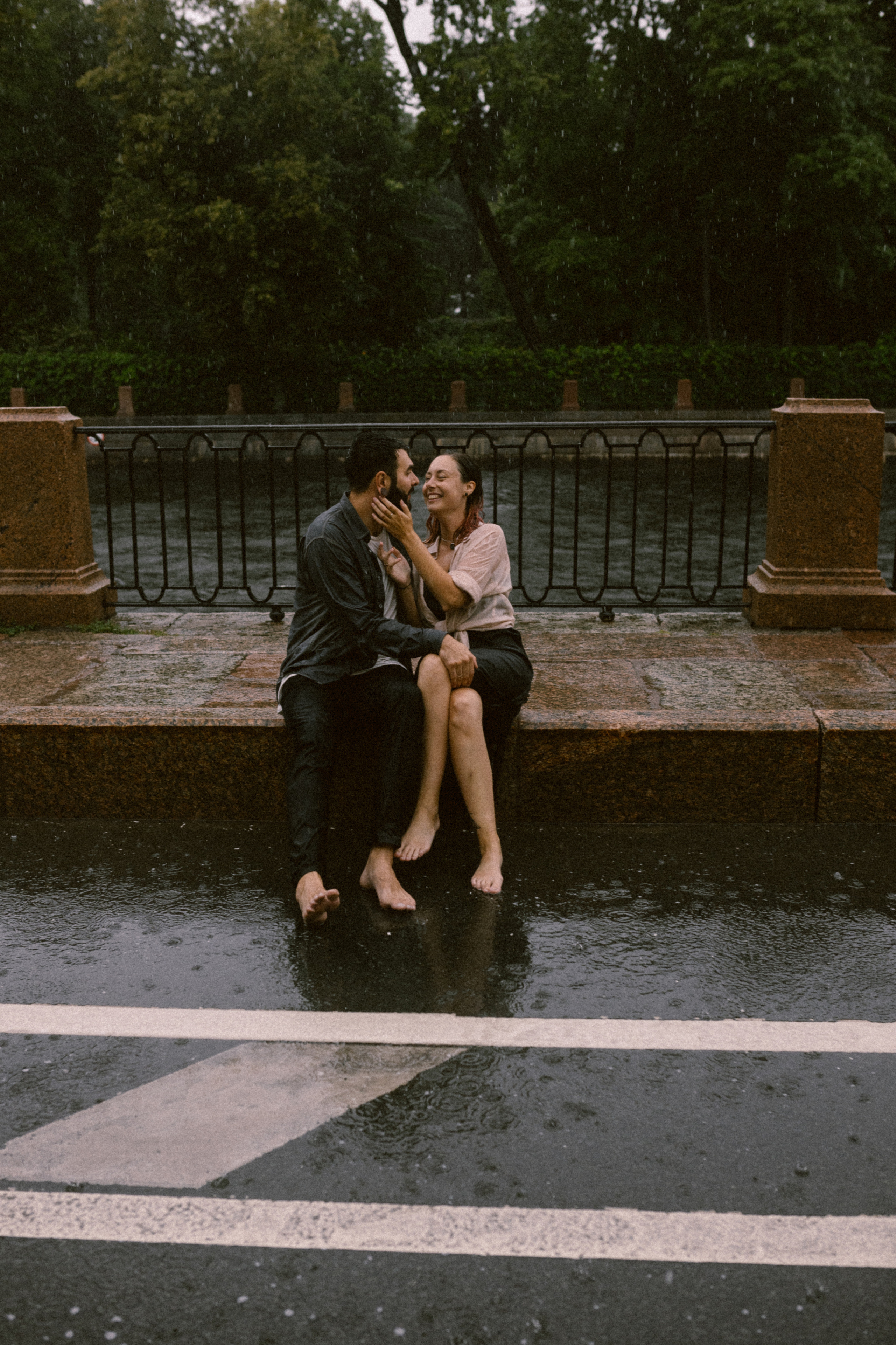 И мы как всегда без зонта мимо тусклых домов по питерским лужам…. Свадебный и семейный фотограф в Санкт-Петербурге и Москве