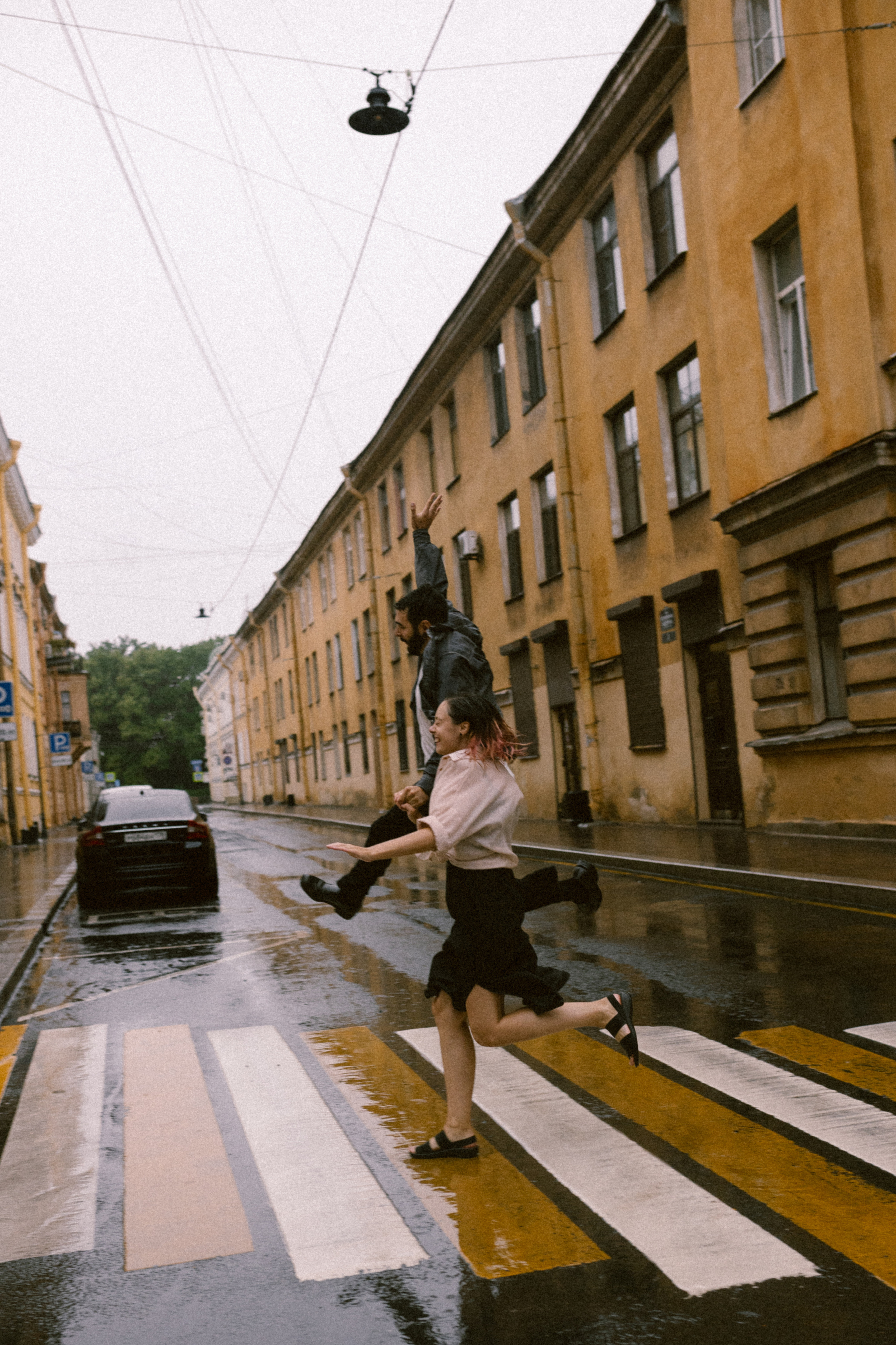 И мы как всегда без зонта мимо тусклых домов по питерским лужам…. Свадебный и семейный фотограф в Санкт-Петербурге и Москве