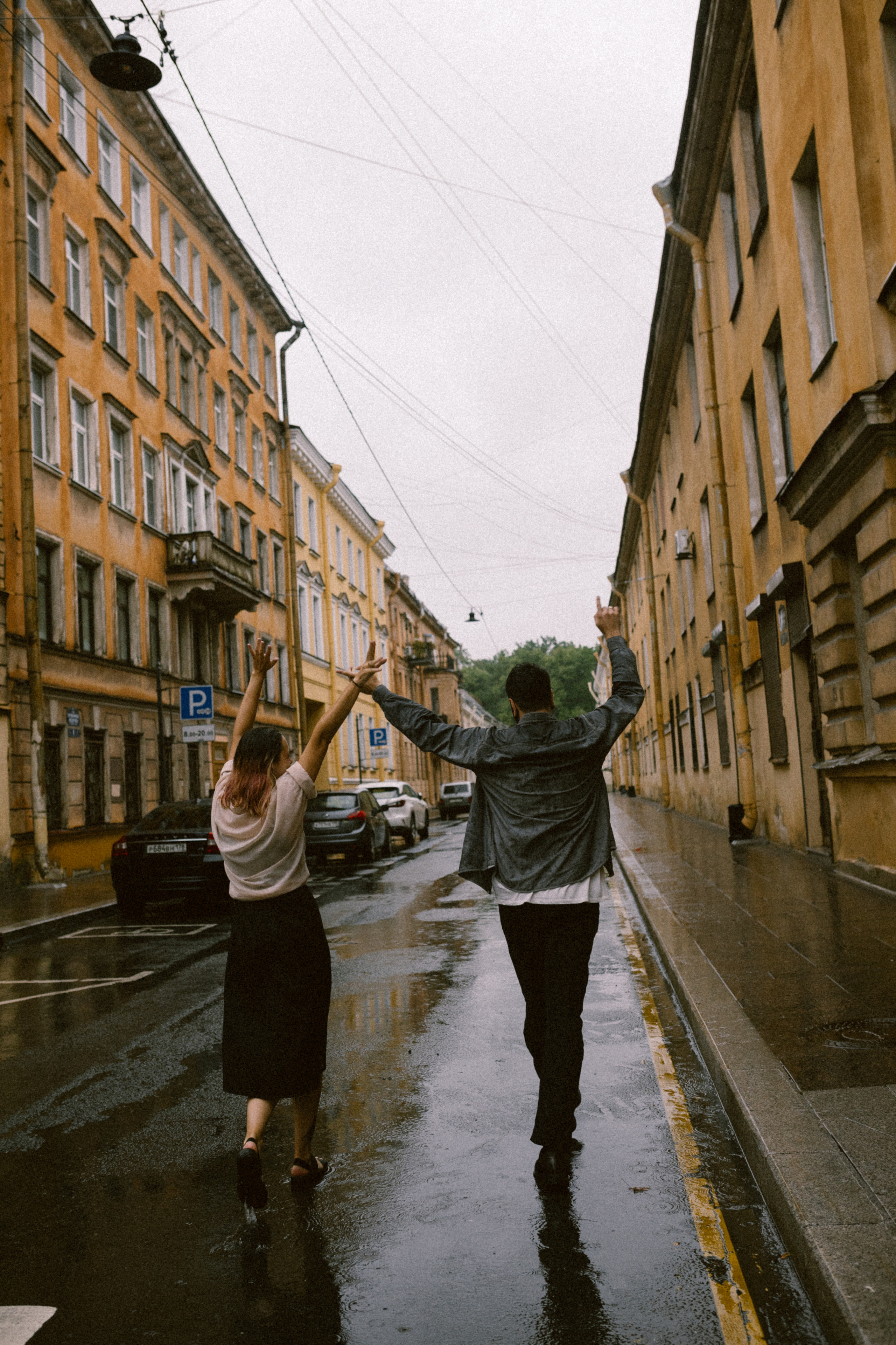 И мы как всегда без зонта мимо тусклых домов по питерским лужам…. Свадебный и семейный фотограф в Санкт-Петербурге и Москве