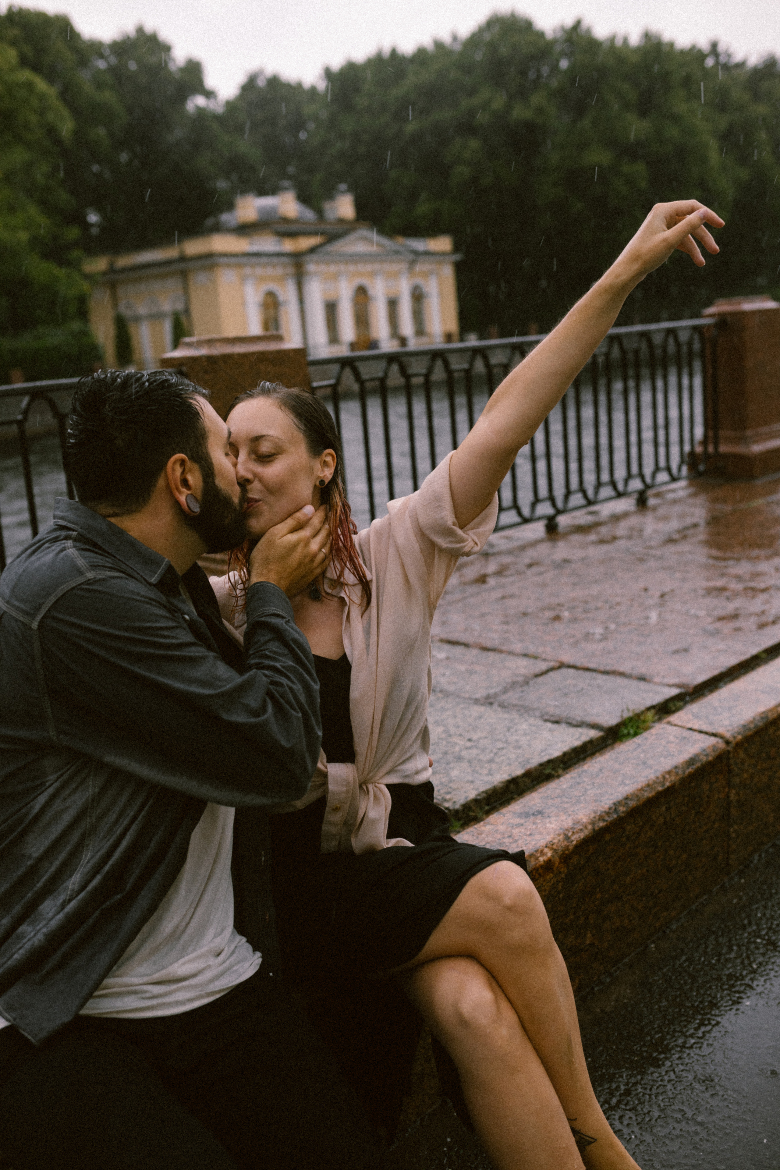 И мы как всегда без зонта мимо тусклых домов по питерским лужам…. Свадебный и семейный фотограф в Санкт-Петербурге и Москве