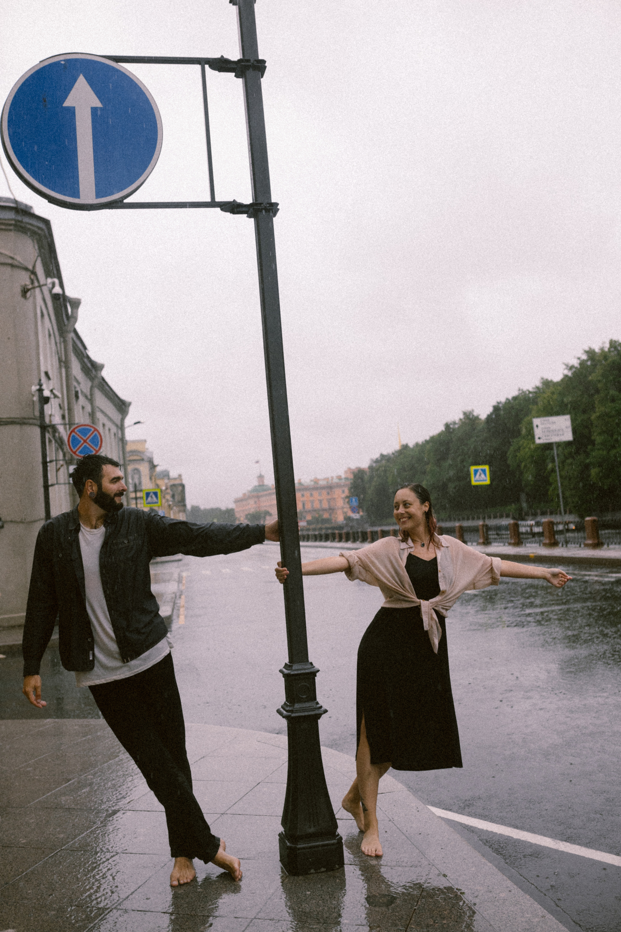 И мы как всегда без зонта мимо тусклых домов по питерским лужам…. Свадебный и семейный фотограф в Санкт-Петербурге и Москве