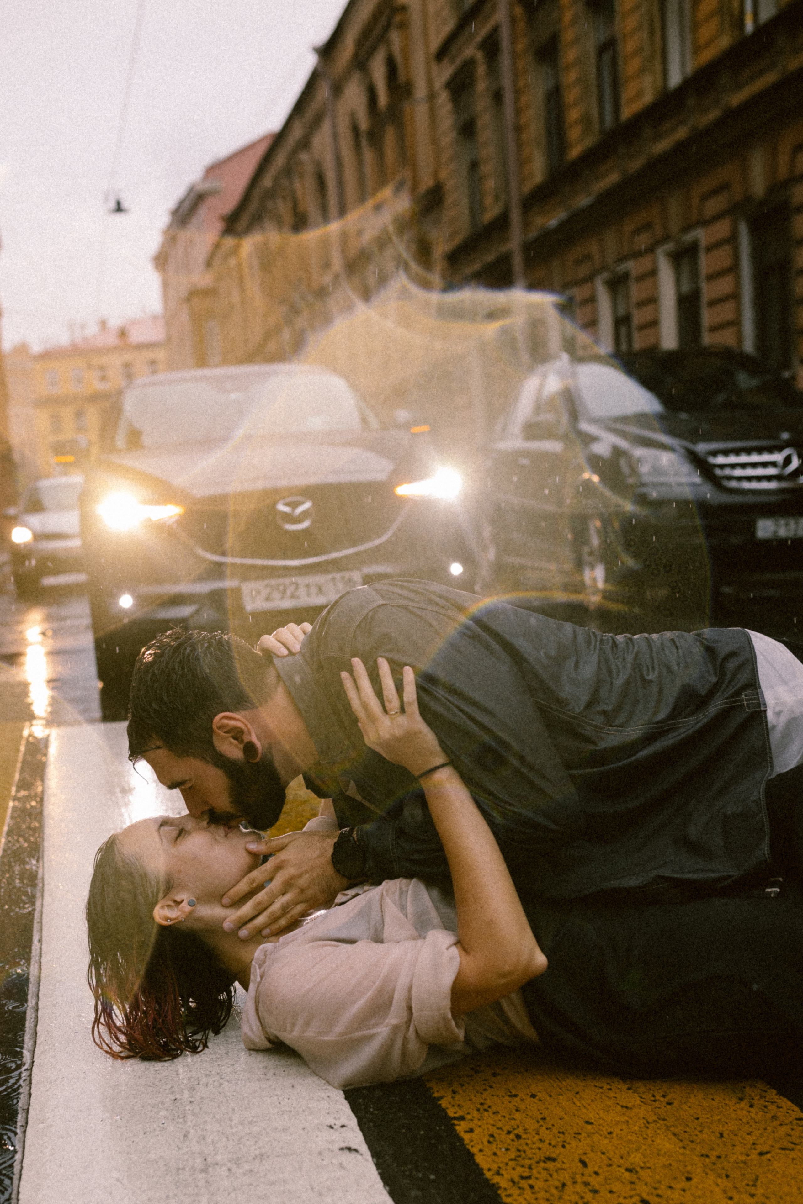 И мы как всегда без зонта мимо тусклых домов по питерским лужам…. Свадебный и семейный фотограф в Санкт-Петербурге и Москве