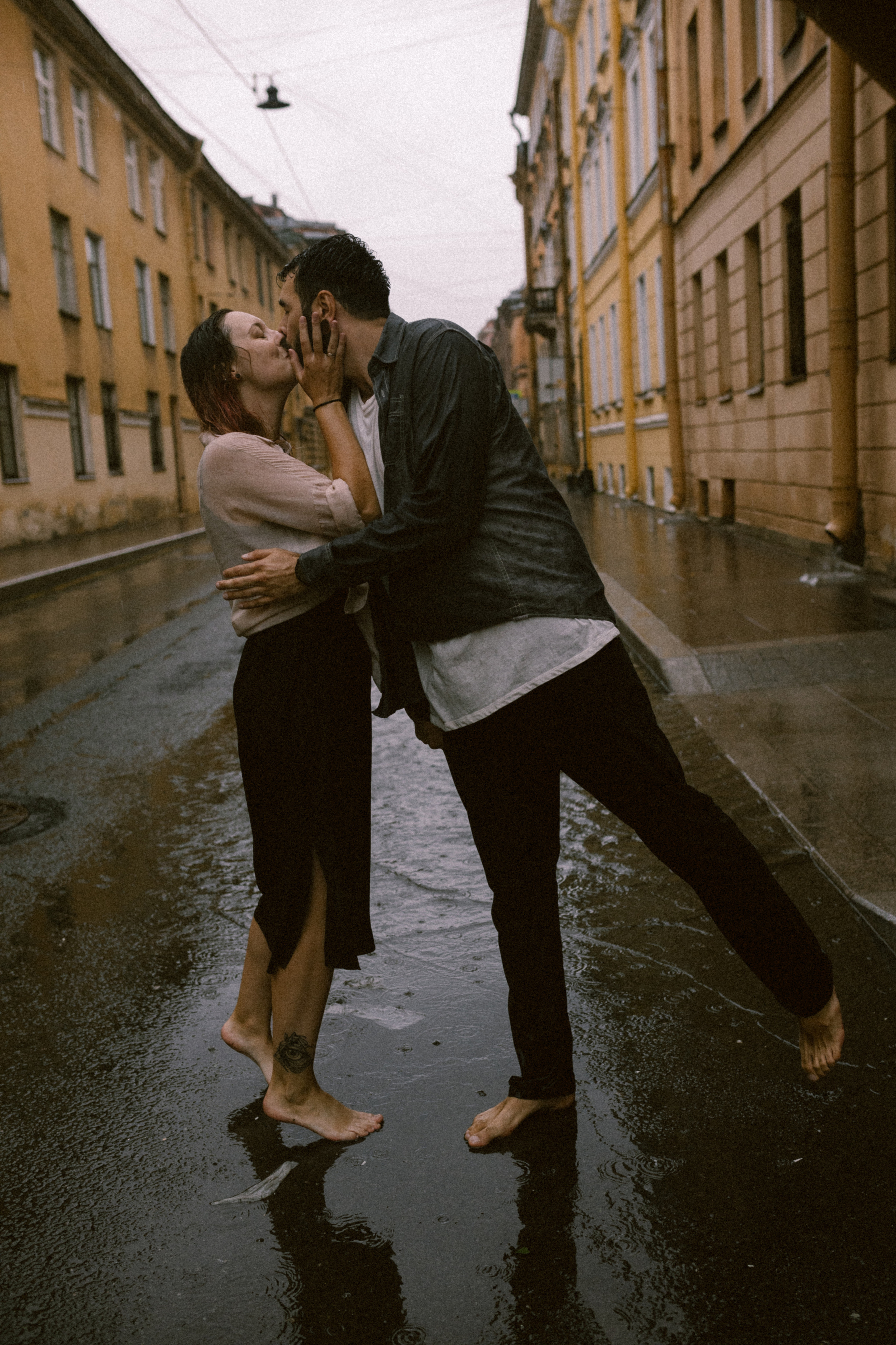 И мы как всегда без зонта мимо тусклых домов по питерским лужам…. Свадебный и семейный фотограф в Санкт-Петербурге и Москве