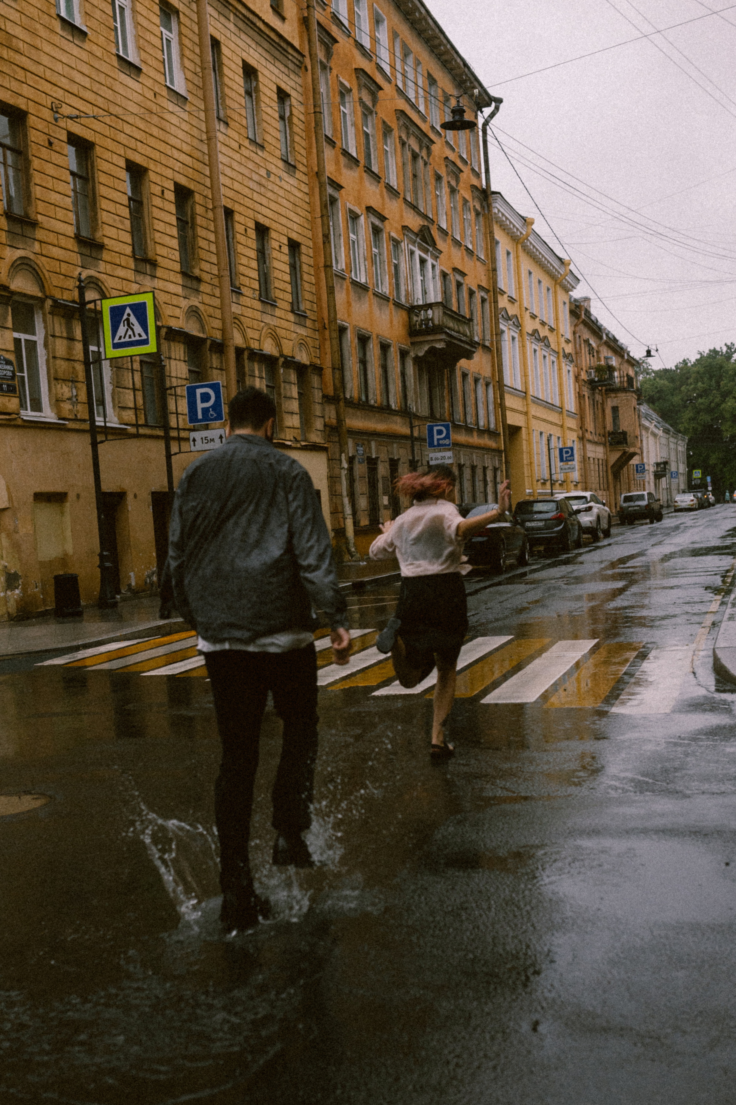 И мы как всегда без зонта мимо тусклых домов по питерским лужам…. Свадебный и семейный фотограф в Санкт-Петербурге и Москве