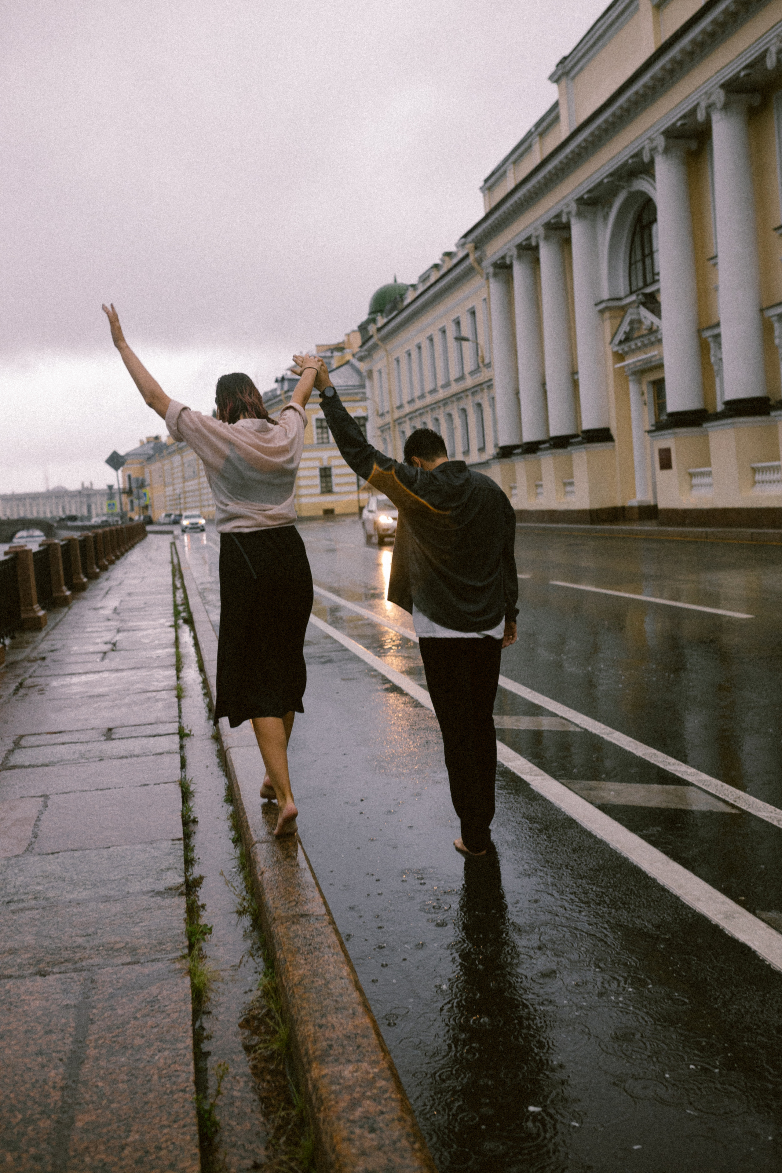 И мы как всегда без зонта мимо тусклых домов по питерским лужам…. Свадебный и семейный фотограф в Санкт-Петербурге и Москве