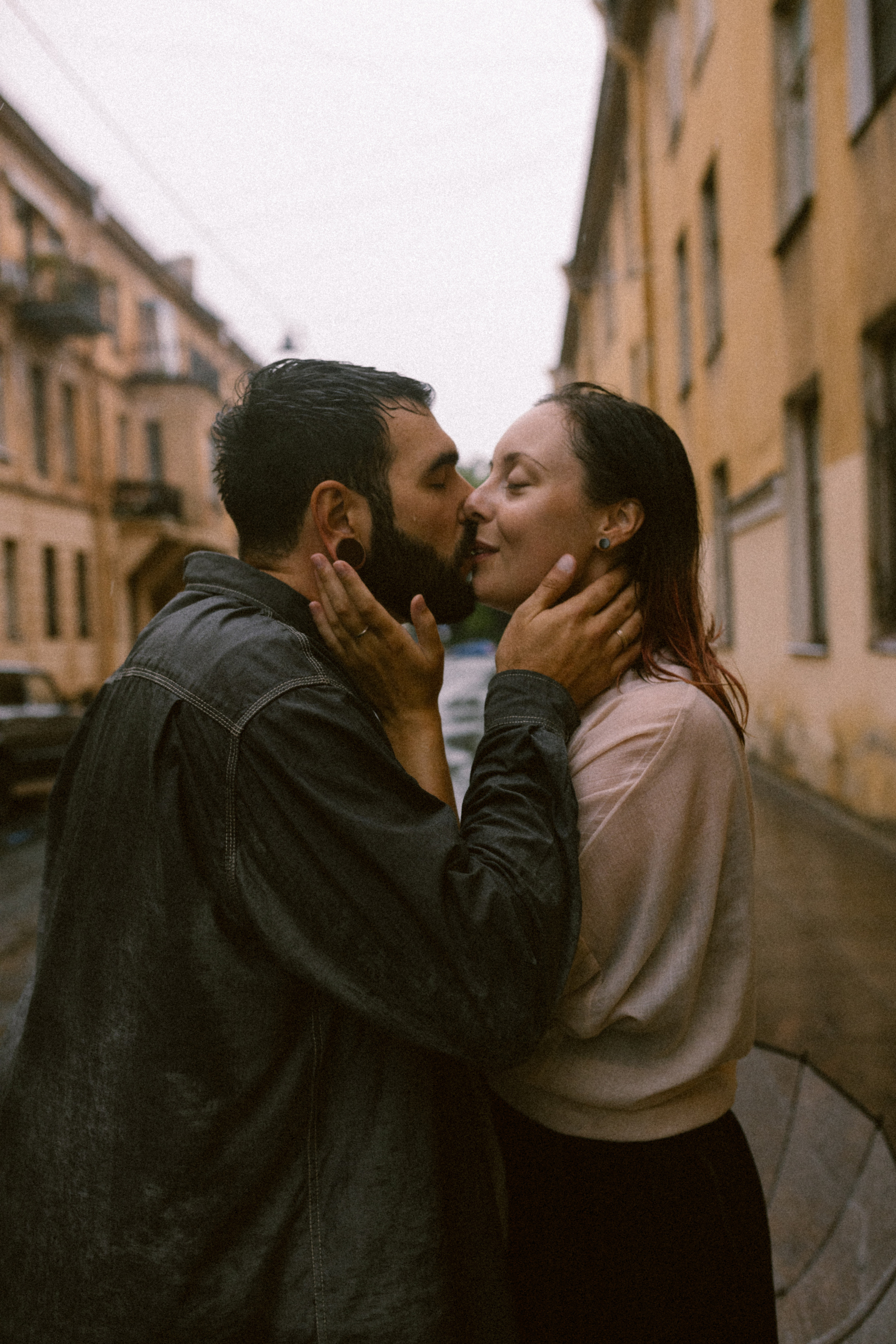 И мы как всегда без зонта мимо тусклых домов по питерским лужам…. Свадебный и семейный фотограф в Санкт-Петербурге и Москве