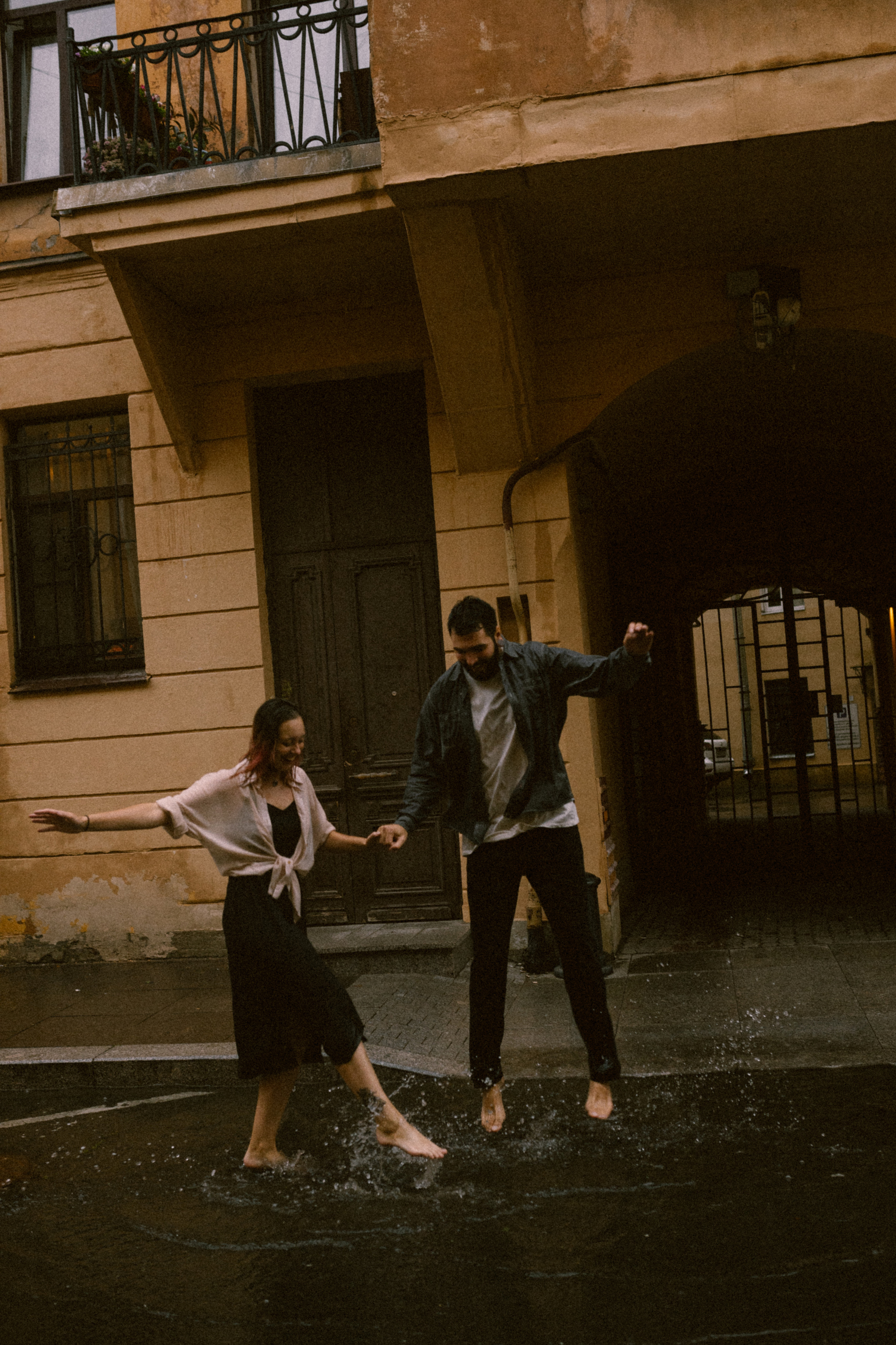 И мы как всегда без зонта мимо тусклых домов по питерским лужам…. Свадебный и семейный фотограф в Санкт-Петербурге и Москве