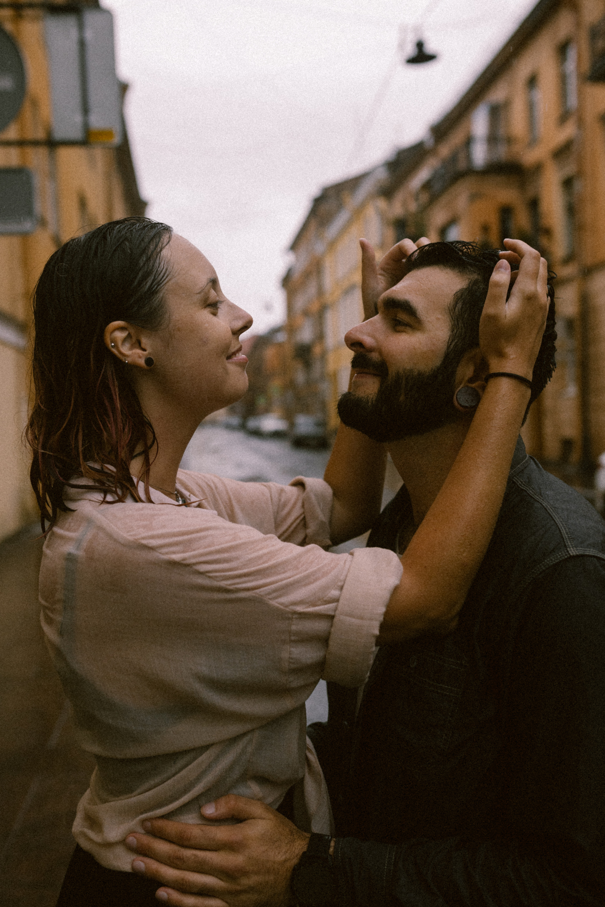 И мы как всегда без зонта мимо тусклых домов по питерским лужам…. Свадебный и семейный фотограф в Санкт-Петербурге и Москве