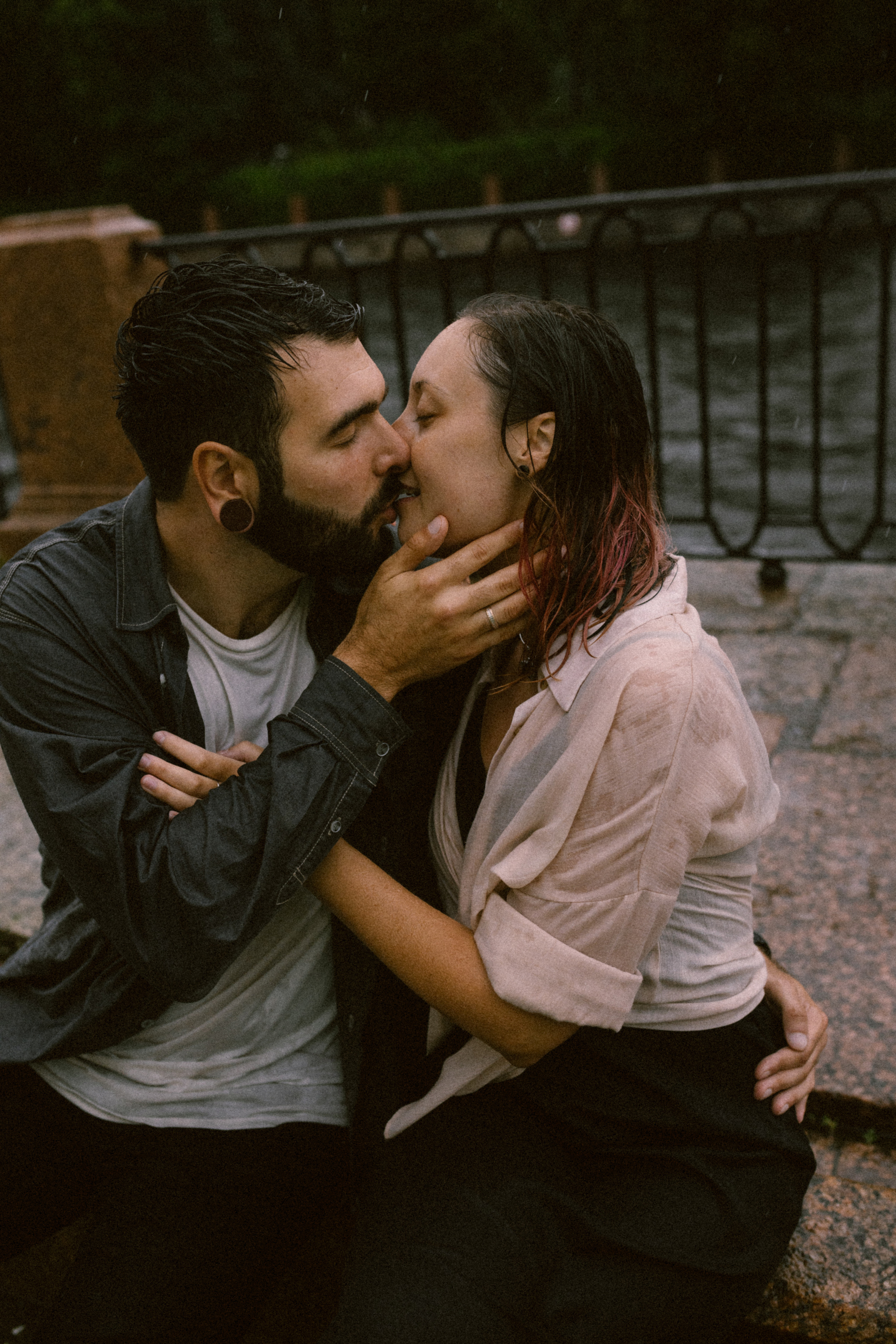 И мы как всегда без зонта мимо тусклых домов по питерским лужам…. Свадебный и семейный фотограф в Санкт-Петербурге и Москве