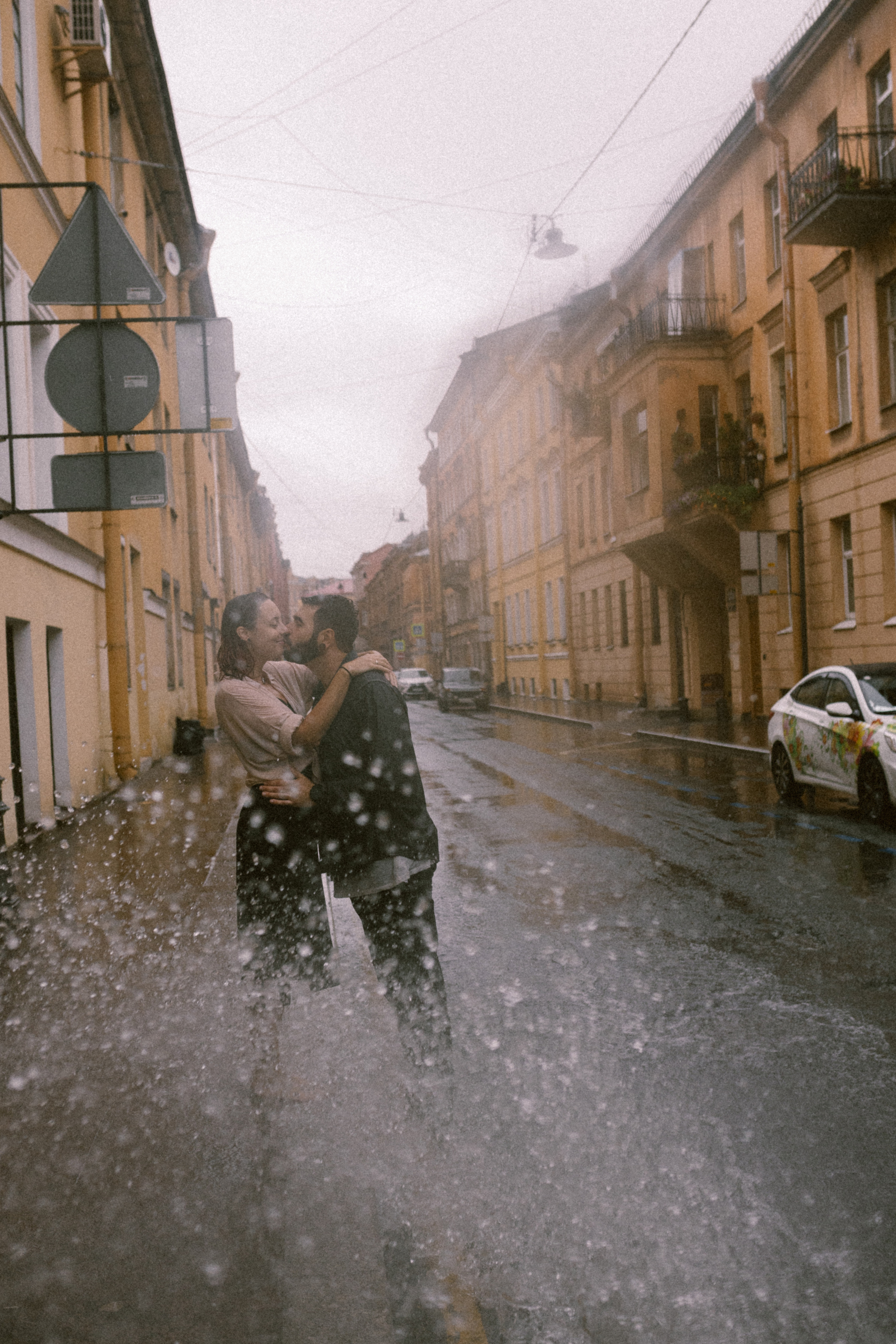 И мы как всегда без зонта мимо тусклых домов по питерским лужам…. Свадебный и семейный фотограф в Санкт-Петербурге и Москве