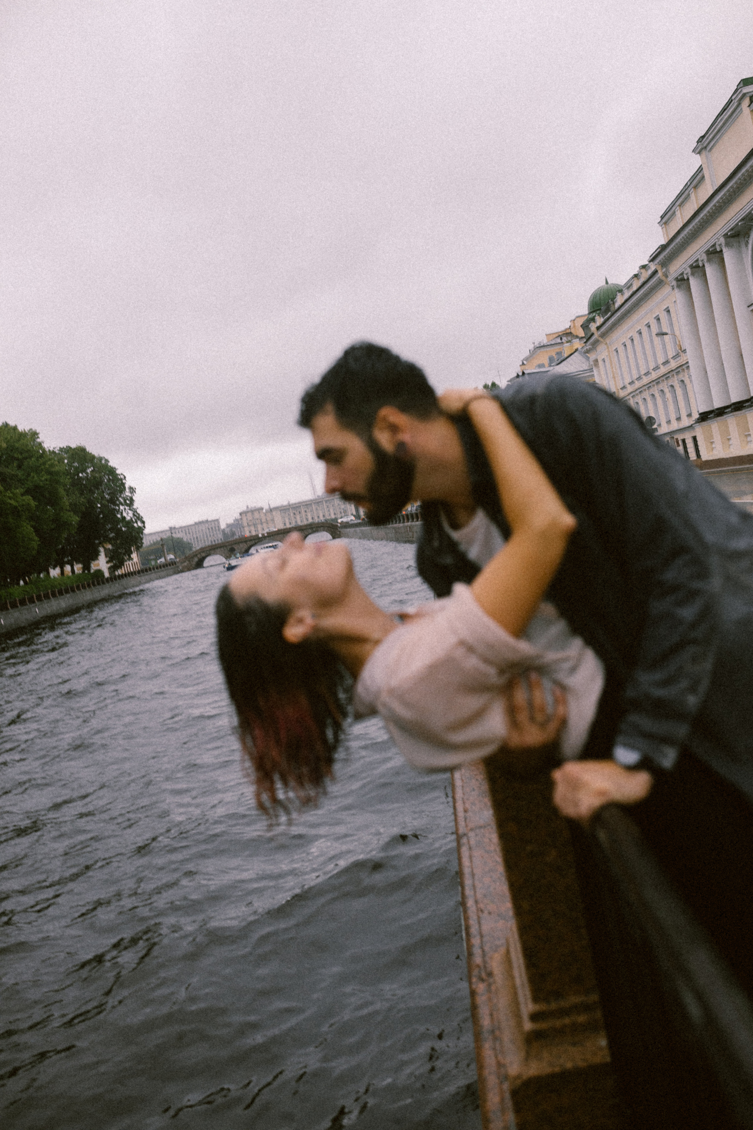 И мы как всегда без зонта мимо тусклых домов по питерским лужам…. Свадебный и семейный фотограф в Санкт-Петербурге и Москве