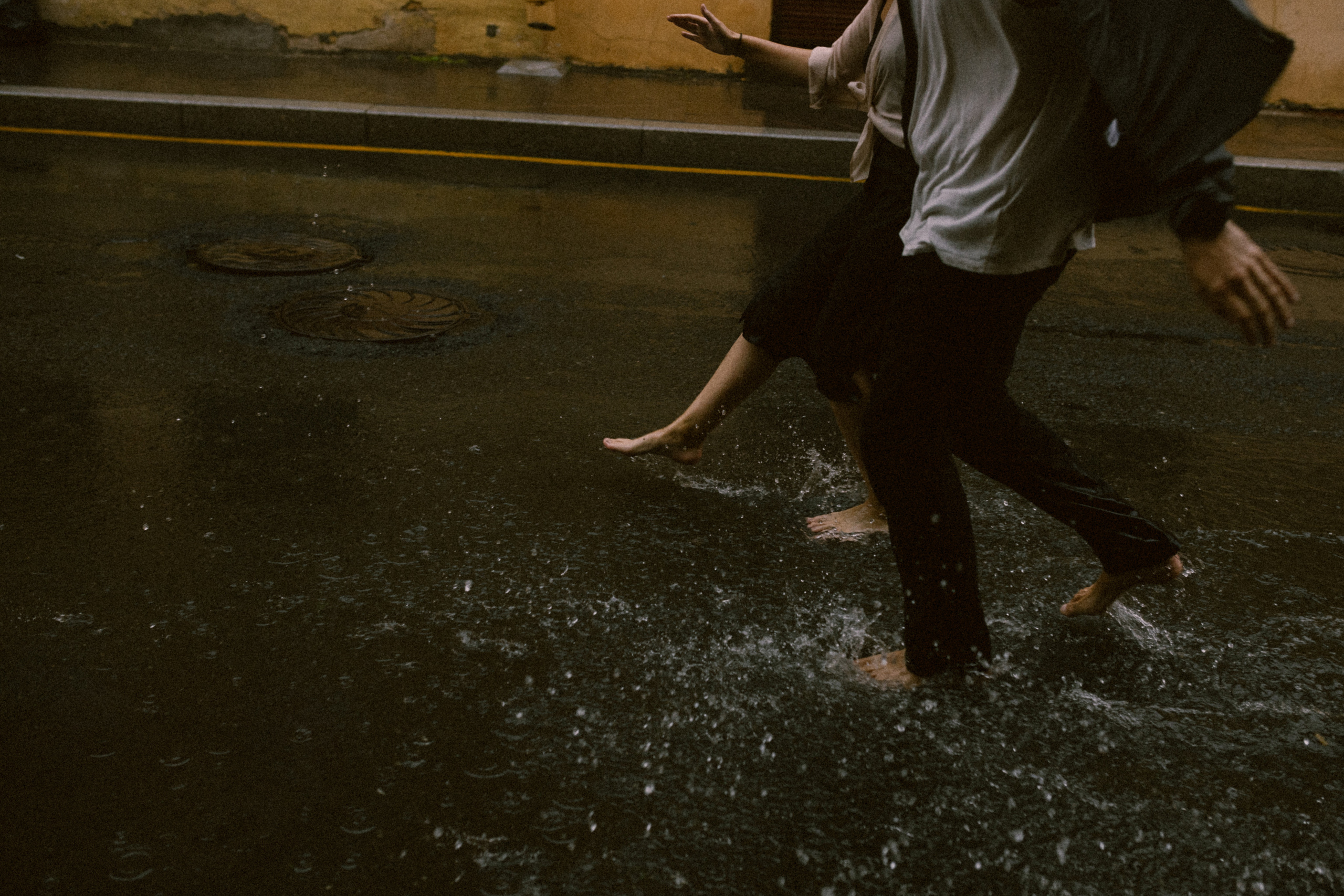 И мы как всегда без зонта мимо тусклых домов по питерским лужам…. Свадебный и семейный фотограф в Санкт-Петербурге и Москве