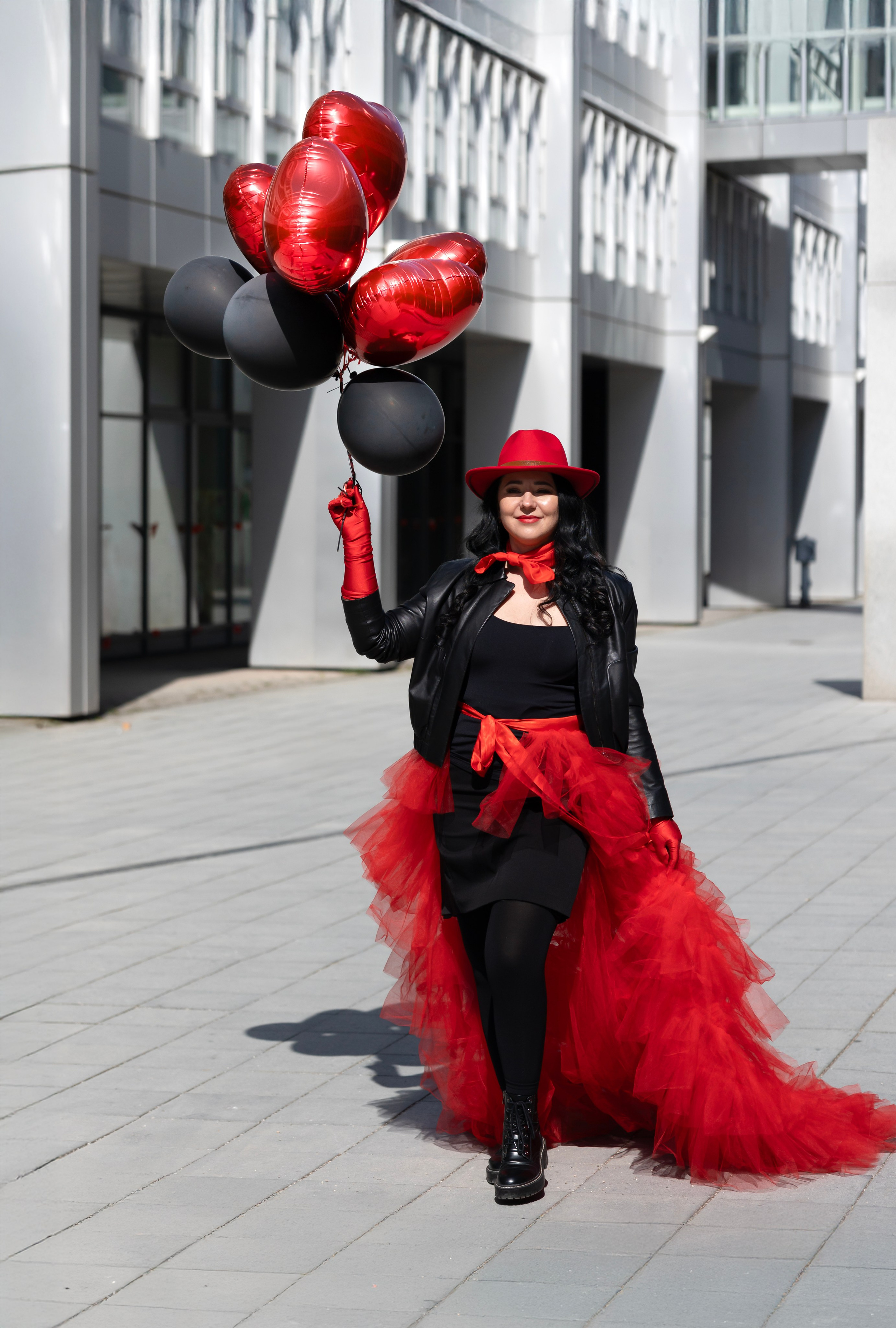 Balloons and red skirt. Photographer in Munich