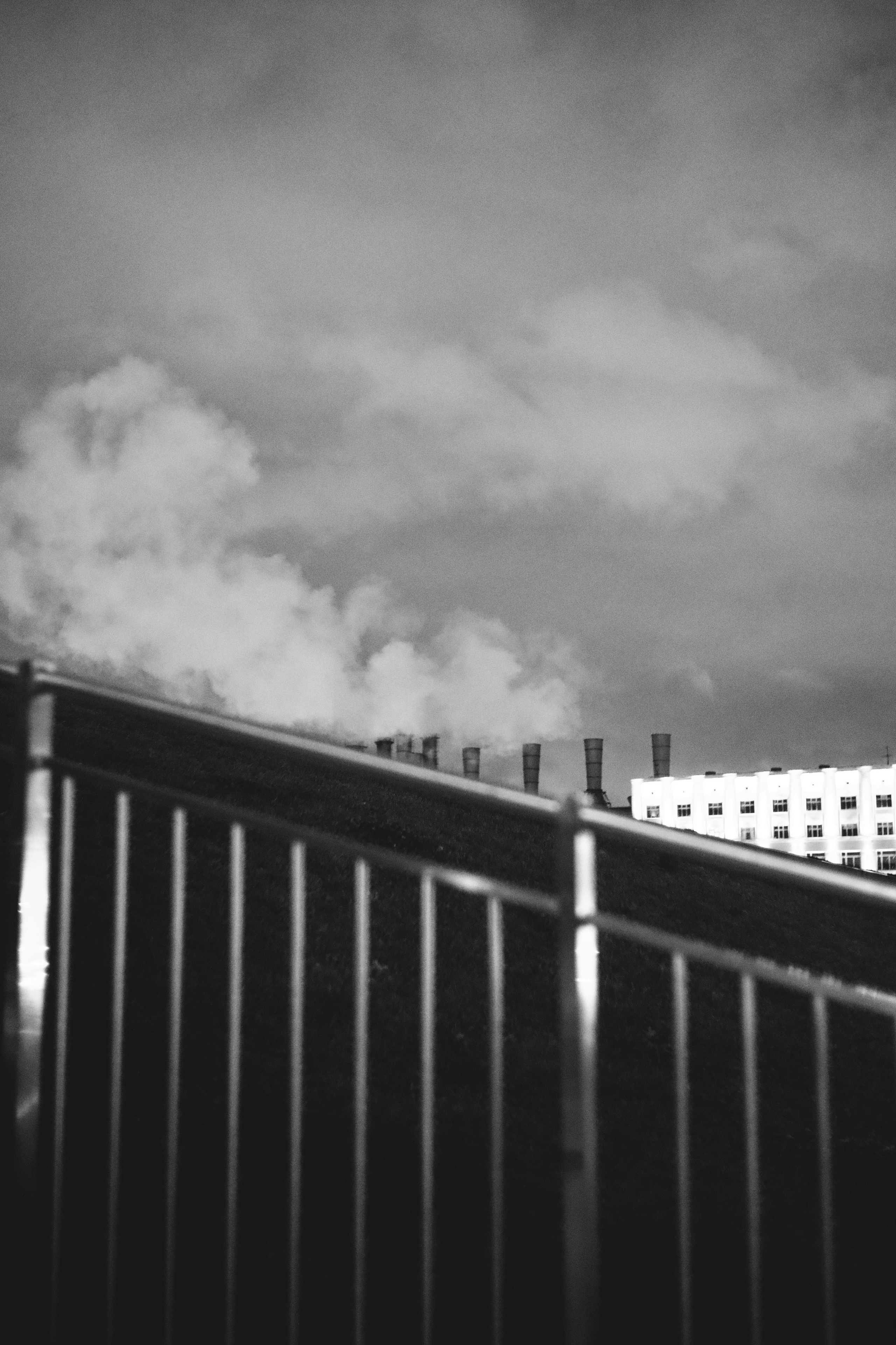 вид на забор и трубы грэс в центре Москвы из парка Зарядье