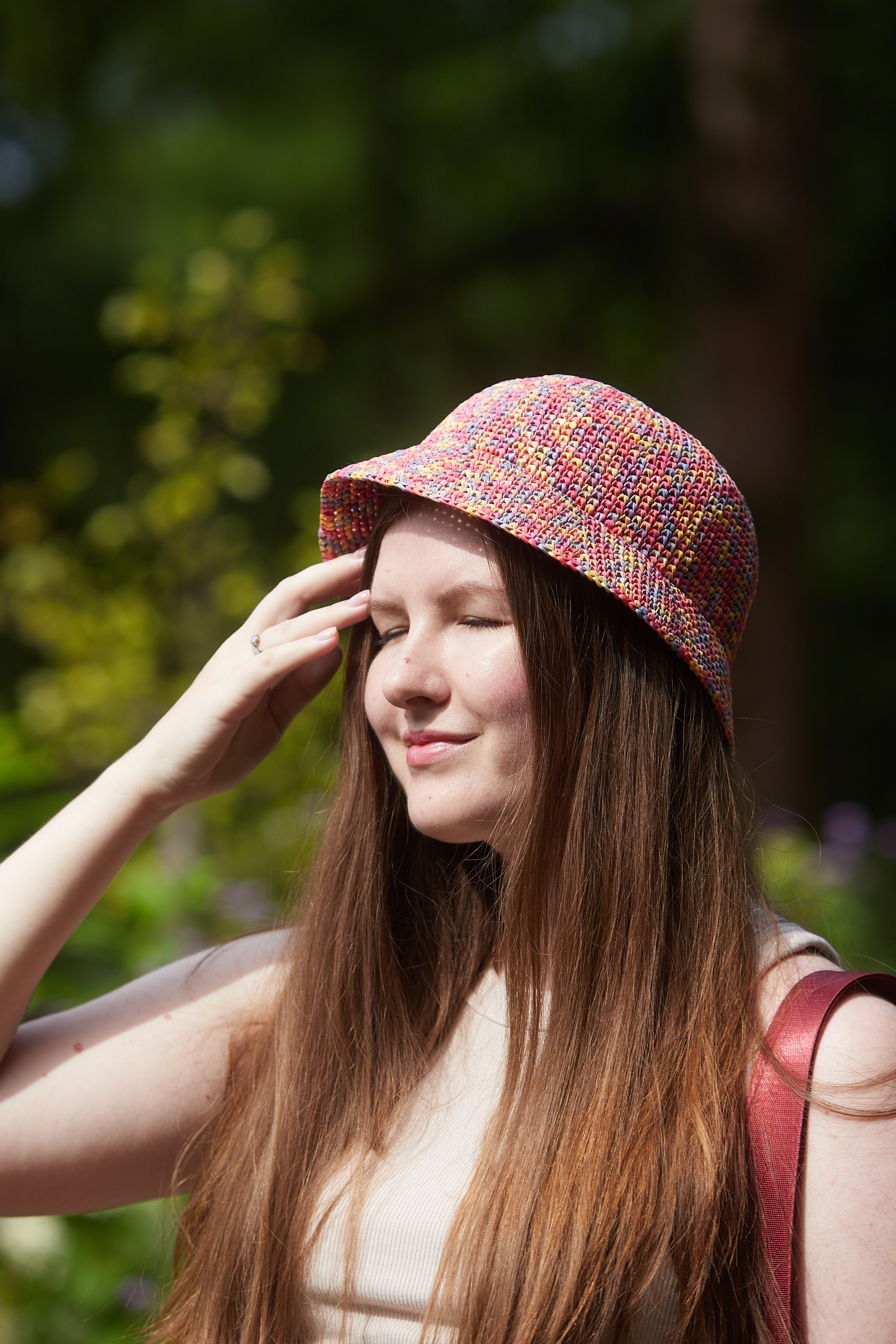 Портретная съёмка с акцентом на вязаный аксессуар.