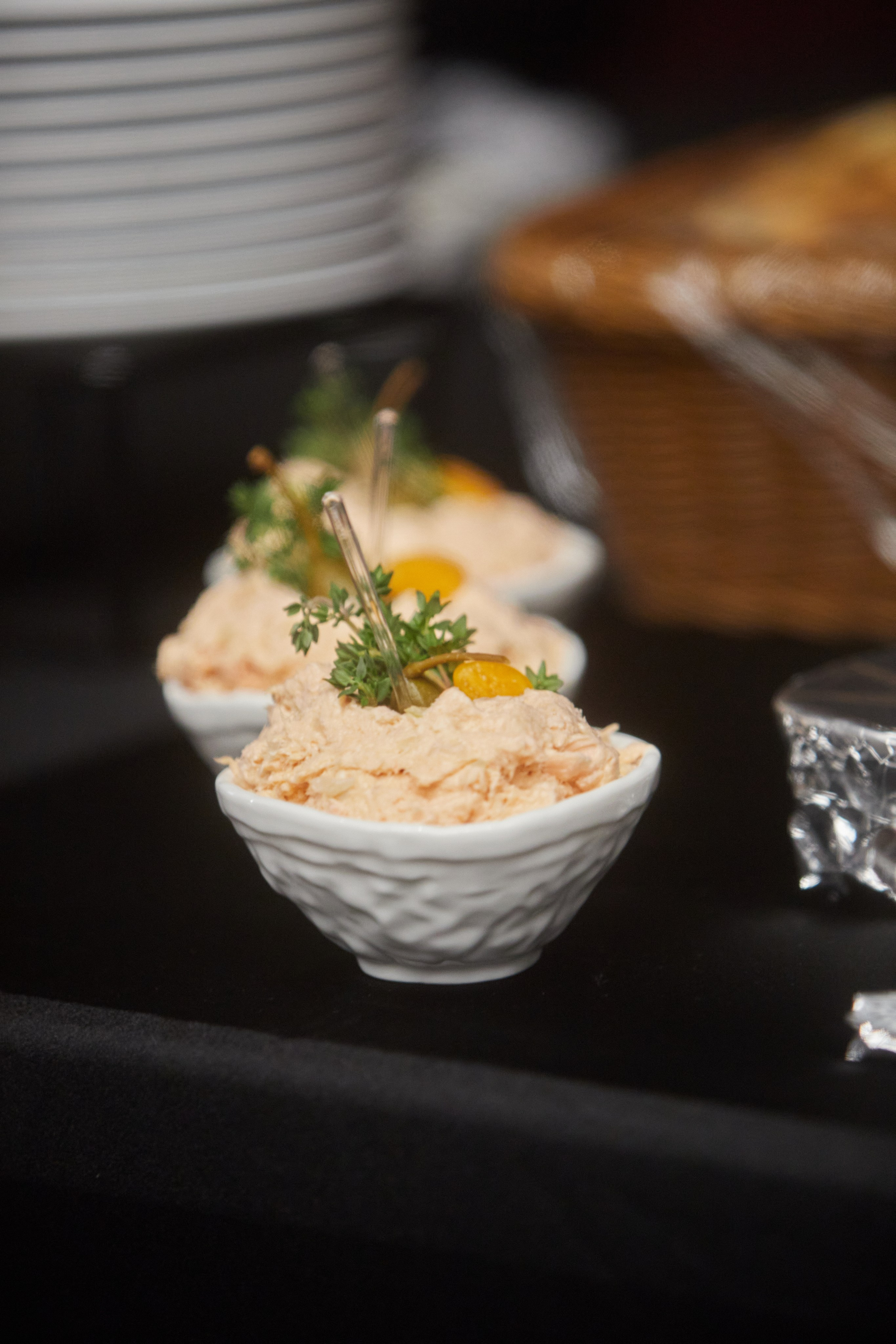 Кейтеринг  — фуд-фотография: Томаты и овощи в пиалах крупным планом