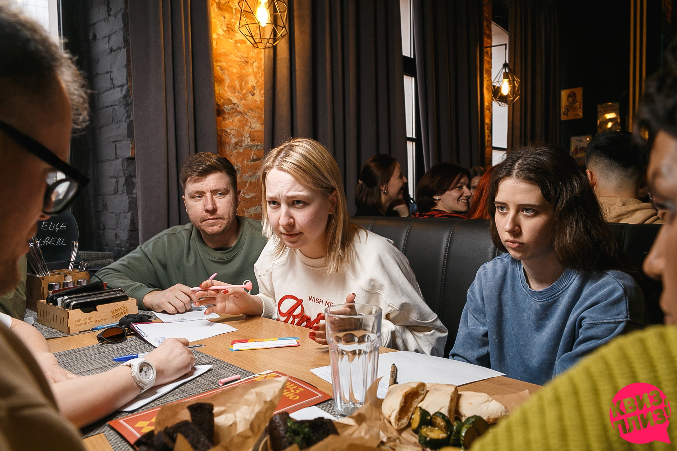 Квиз Плиз в Харатс Пабе. Событийный фотограф Максим Бескоровайновнов