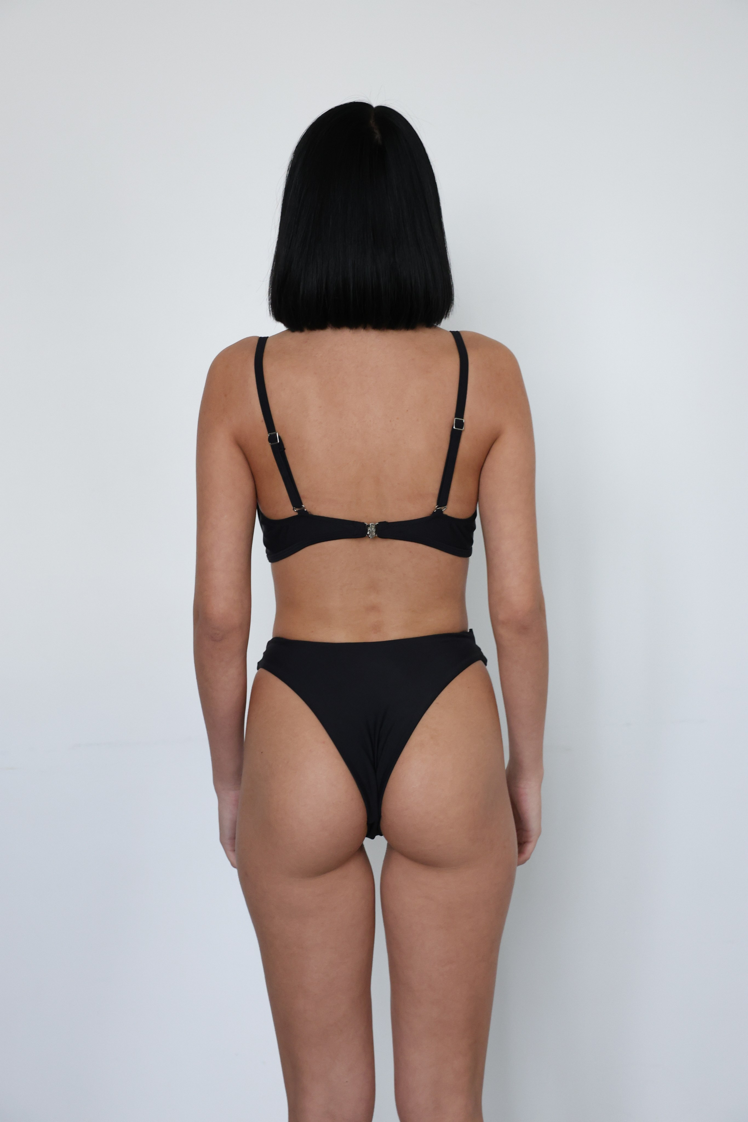 Снепы девушки модели в черном купальнике