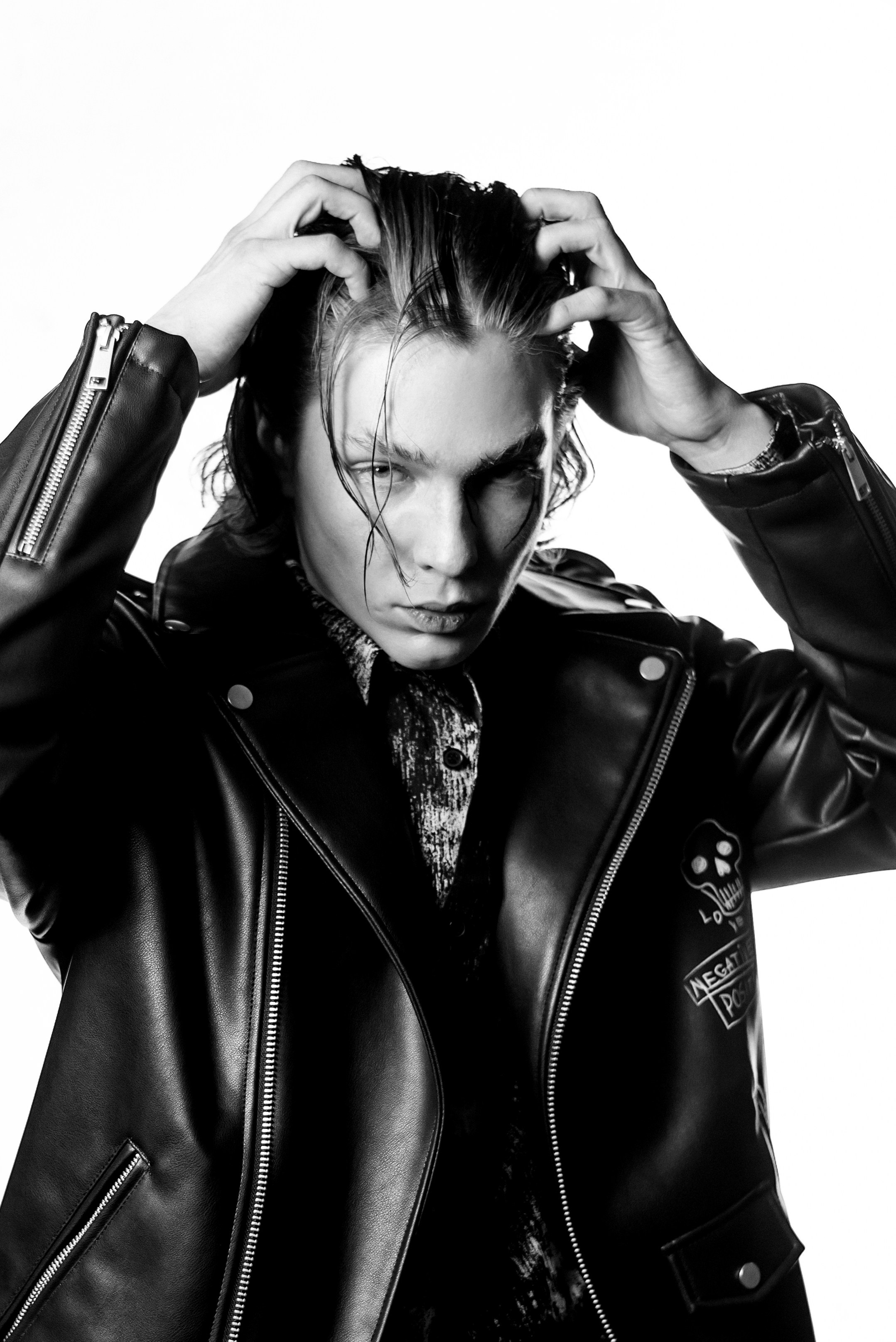 Парень модель в кожаной куртке