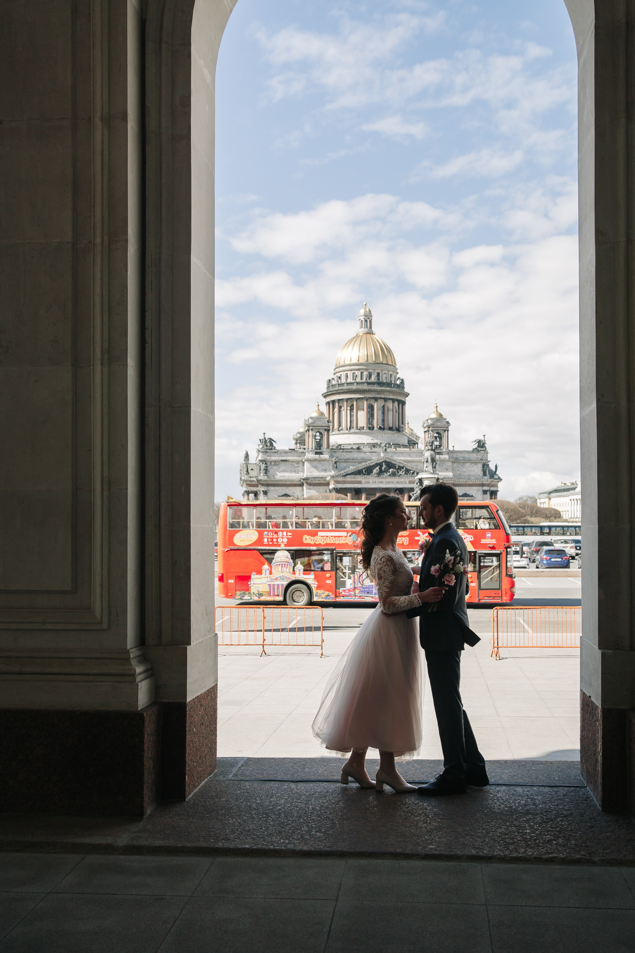 МАЙ | Дворец № 1, Атланты, Эрмитажный дворик. Свадебный фотограф в Санкт-Петербурге Полина Корзухина