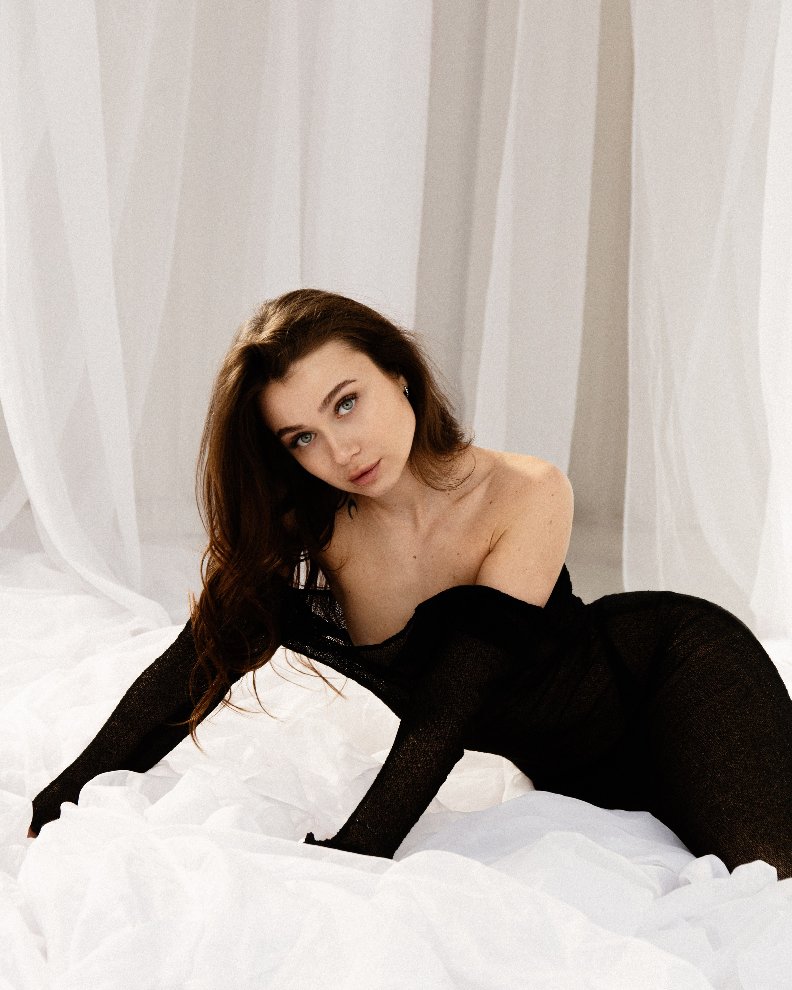 Женский портрет в студии, мягкий свет, естественный макияж, глубокий взгляд, локация с тканями, воздушная светлая локация, фотосессия Новосибирск, женская фотосессия в Новосибирске, женский фотограф, фотосессия в студии, красивая девушка